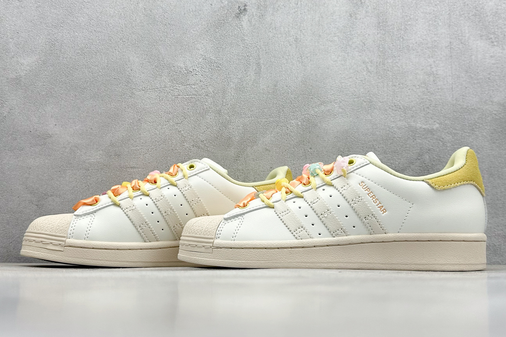  
AD Originals Superstar 贝壳头 
采用全新头层拼接皮革材质 后跟采用特色3D立