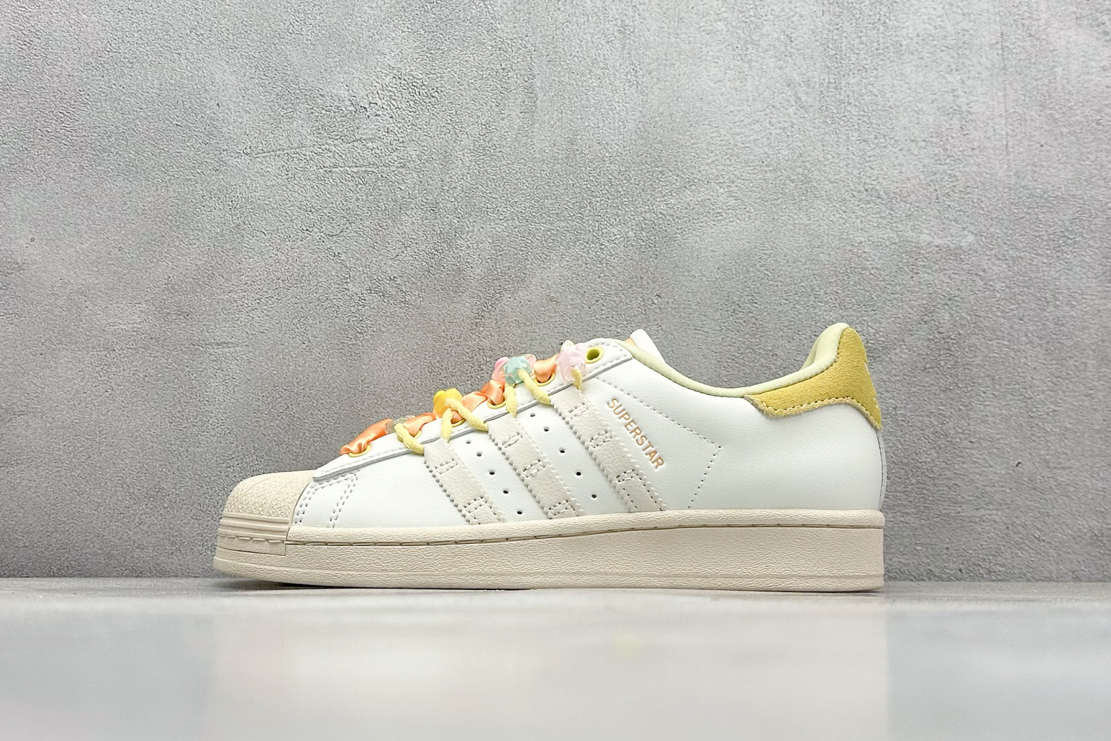  
AD Originals Superstar 贝壳头 
采用全新头层拼接皮革材质 后跟采用特色3D立