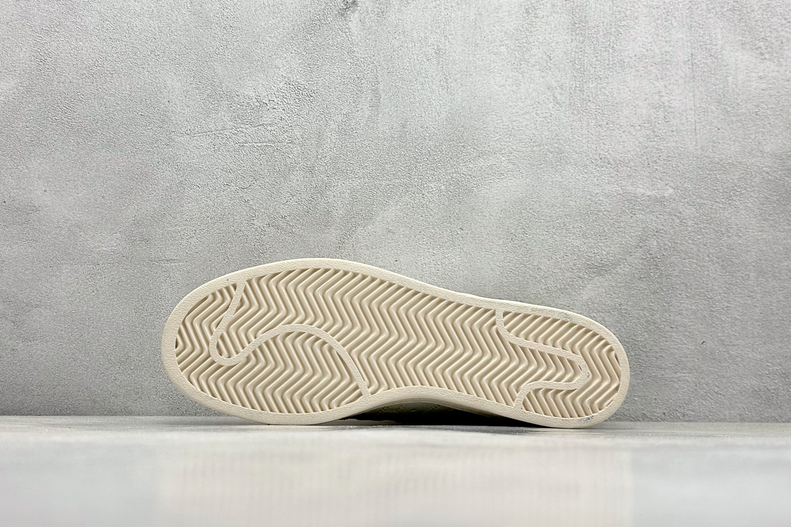  
AD Originals Superstar 贝壳头 
采用全新头层拼接皮革材质 后跟采用特色3D立