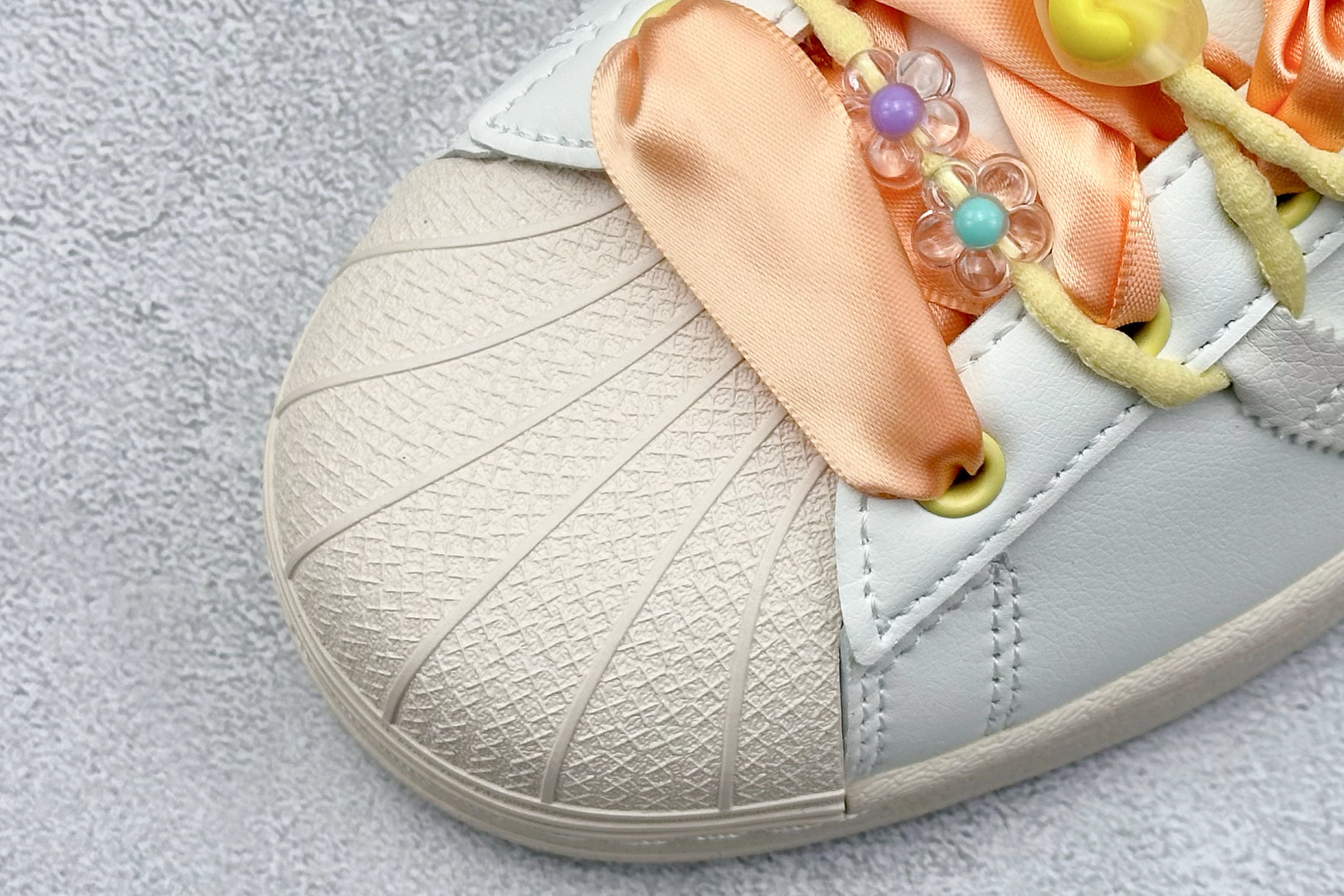  
AD Originals Superstar 贝壳头 
采用全新头层拼接皮革材质 后跟采用特色3D立