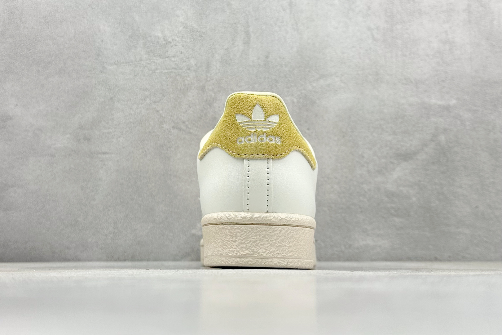  
AD Originals Superstar 贝壳头 
采用全新头层拼接皮革材质 后跟采用特色3D立