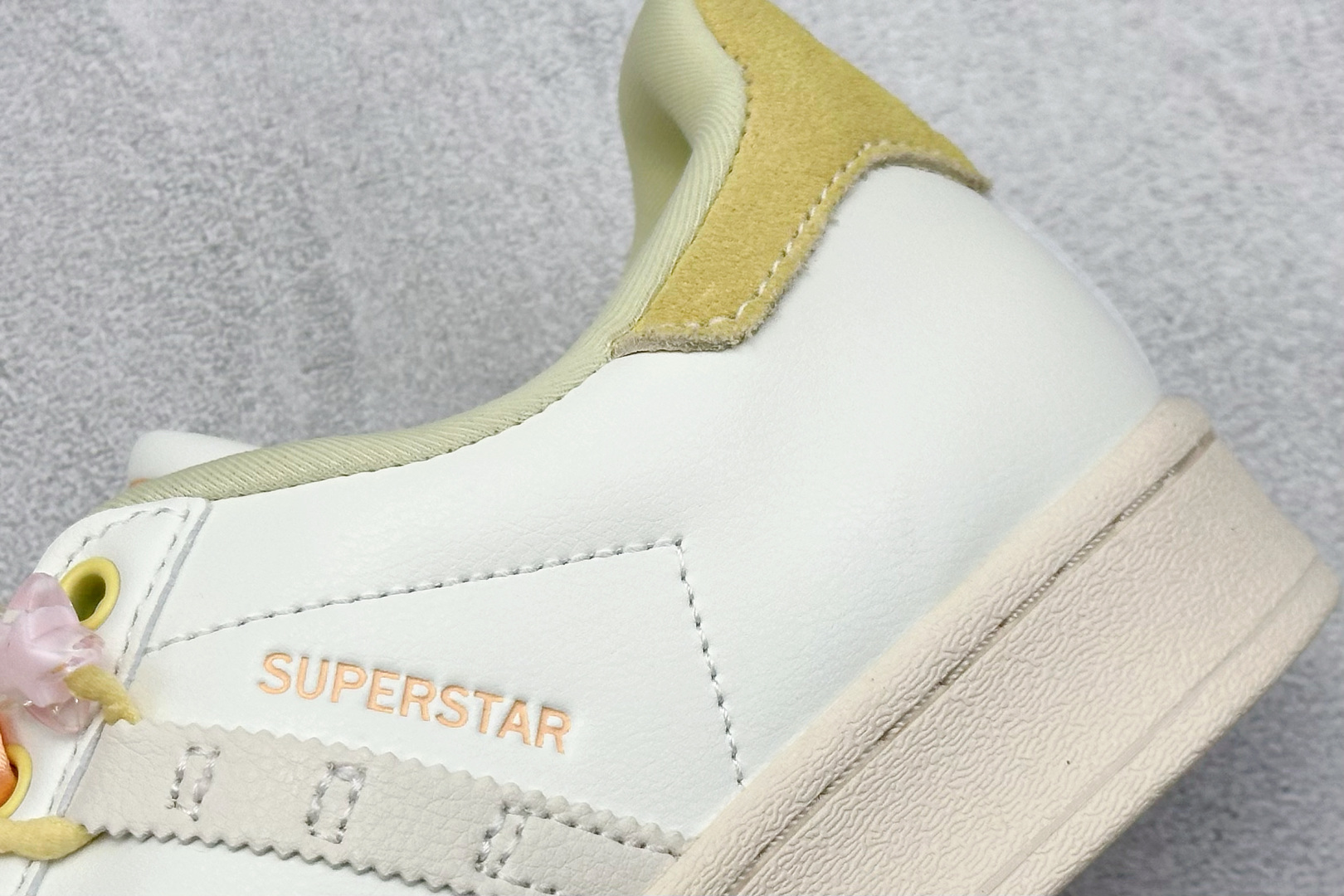  
AD Originals Superstar 贝壳头 
采用全新头层拼接皮革材质 后跟采用特色3D立
