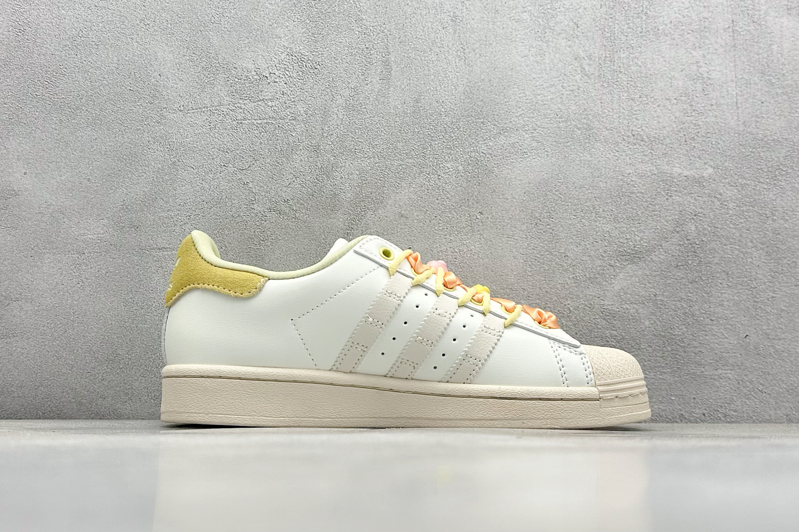  
AD Originals Superstar 贝壳头 
采用全新头层拼接皮革材质 后跟采用特色3D立