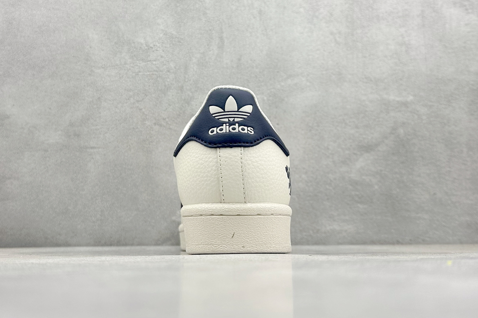  
AD Originals Superstar x LV
采用全新头层拼接皮革材质
后跟采用特色3D立
