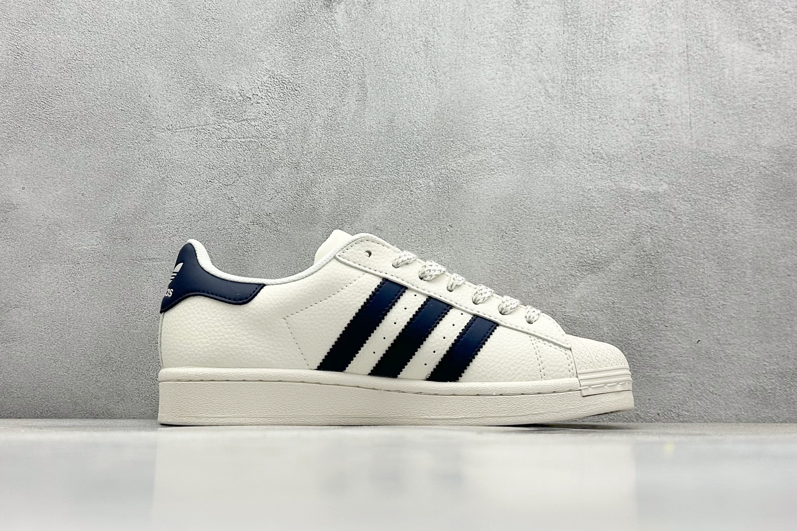  
AD Originals Superstar x LV
采用全新头层拼接皮革材质
后跟采用特色3D立
