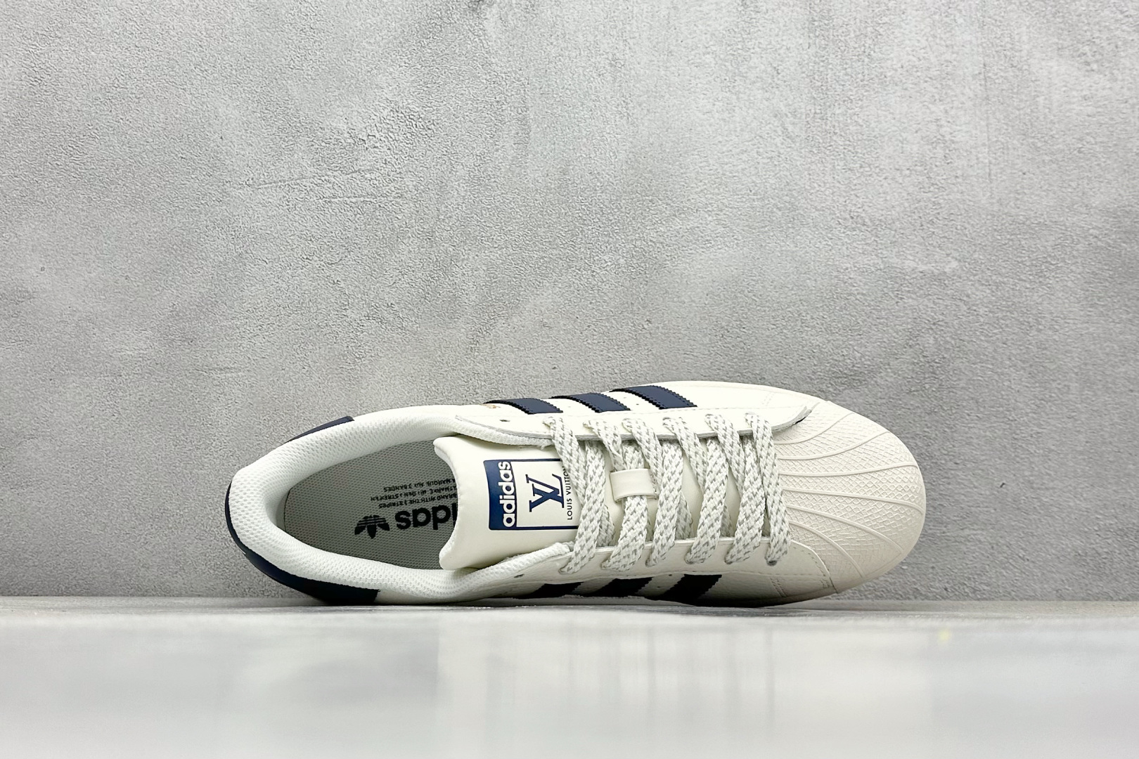  
AD Originals Superstar x LV
采用全新头层拼接皮革材质
后跟采用特色3D立