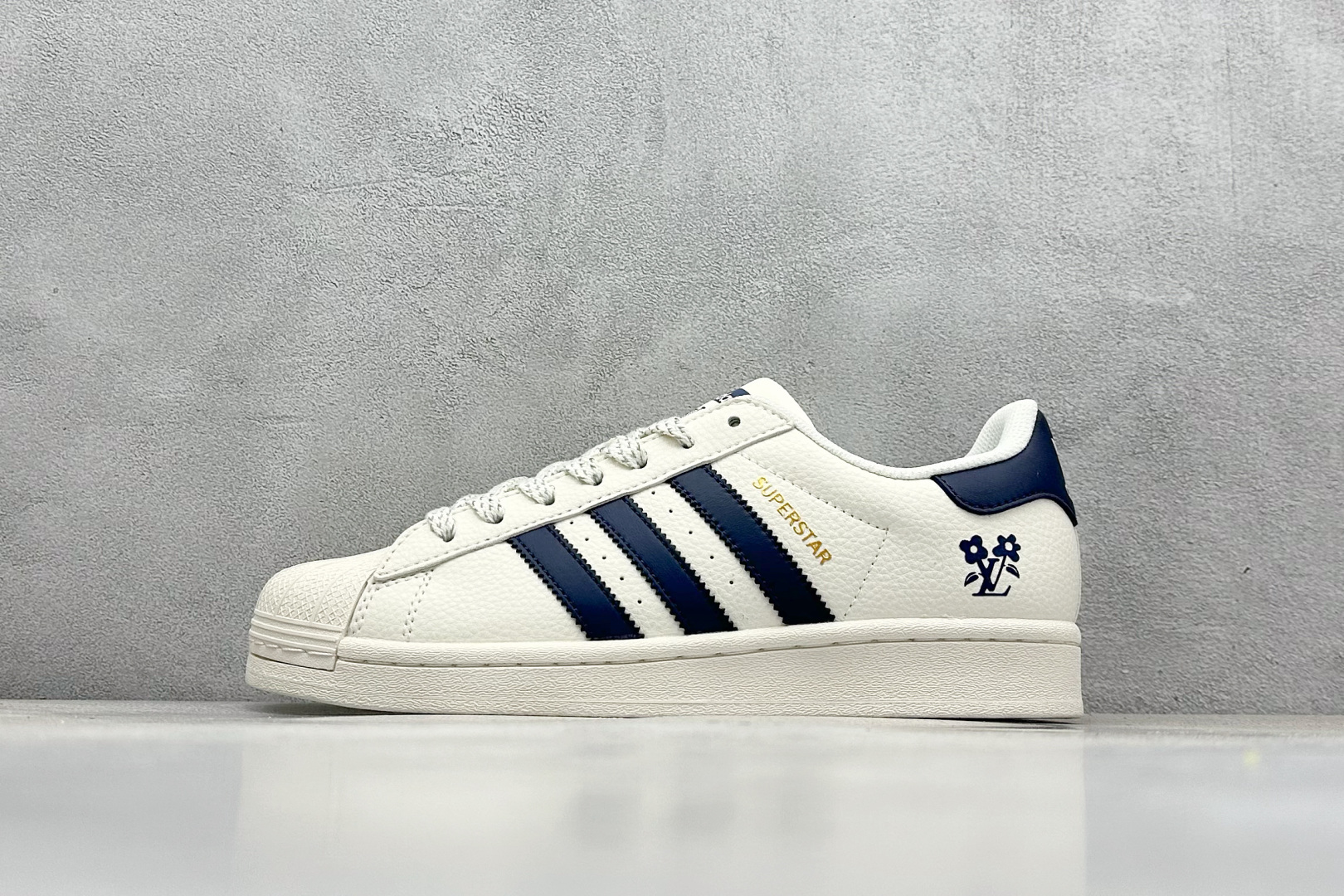  
AD Originals Superstar x LV
采用全新头层拼接皮革材质
后跟采用特色3D立