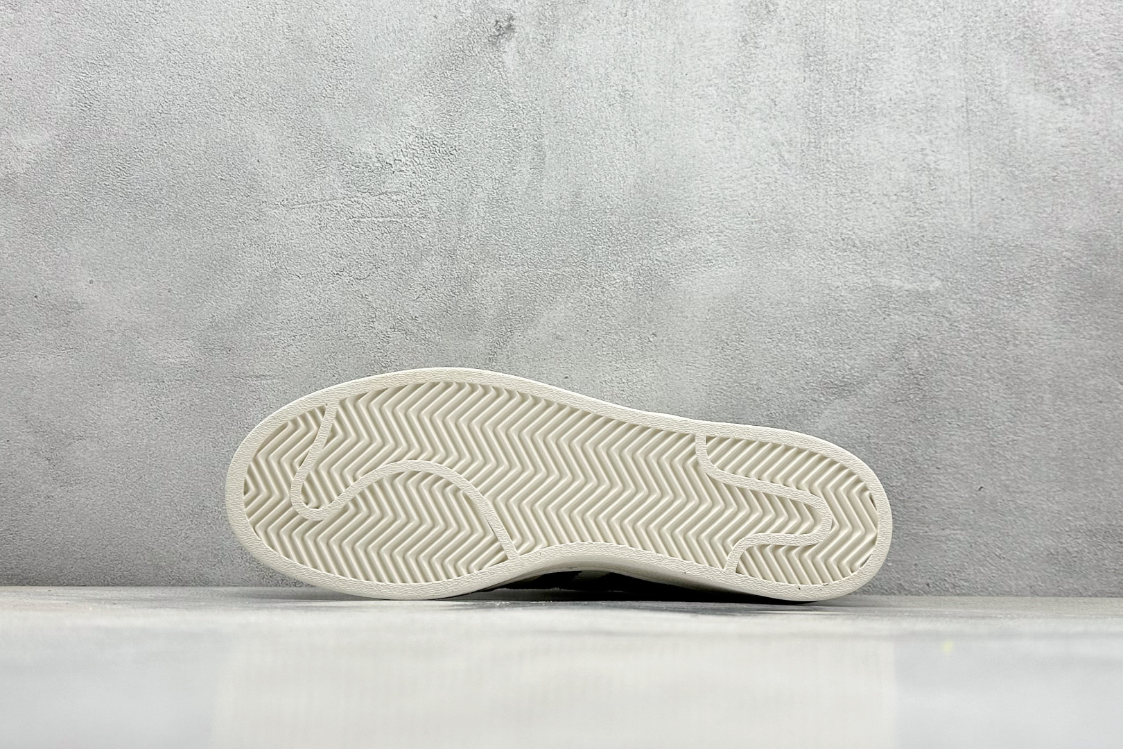  
AD Originals Superstar x LV
采用全新头层拼接皮革材质
后跟采用特色3D立