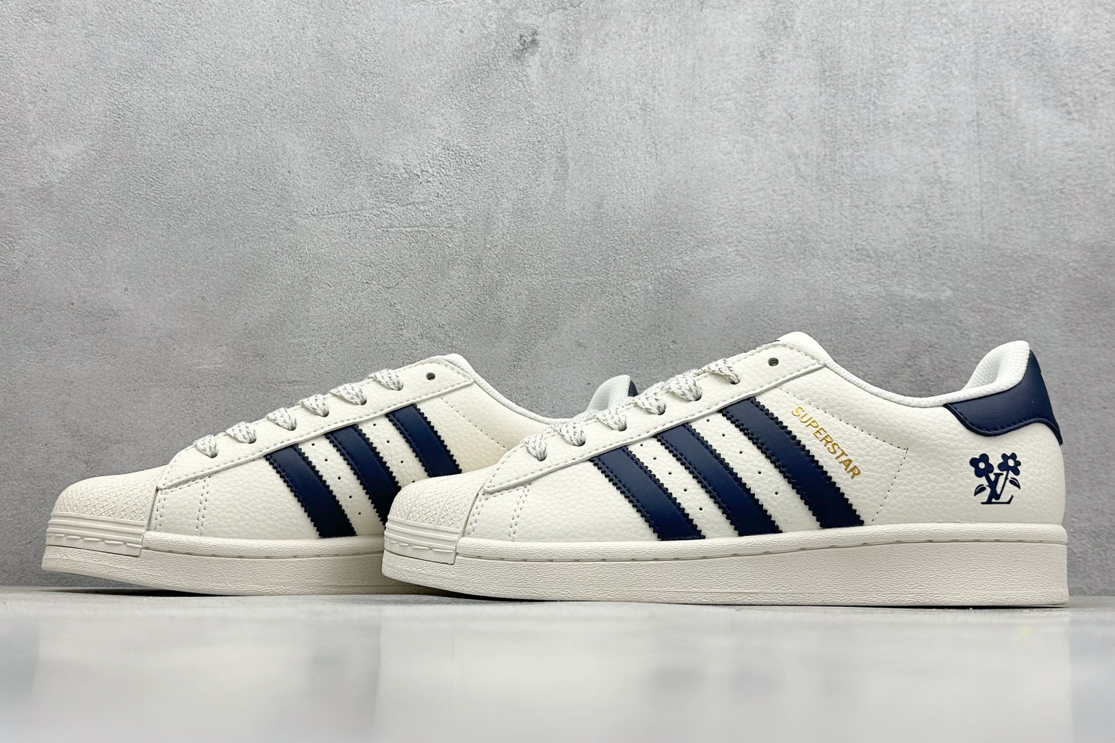  
AD Originals Superstar x LV
采用全新头层拼接皮革材质
后跟采用特色3D立