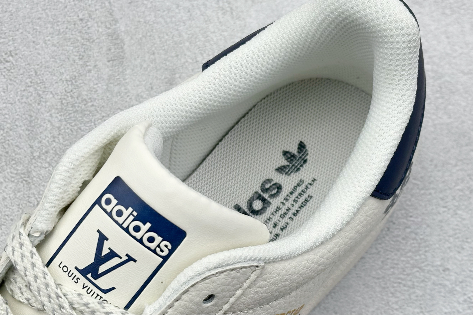  
AD Originals Superstar x LV
采用全新头层拼接皮革材质
后跟采用特色3D立