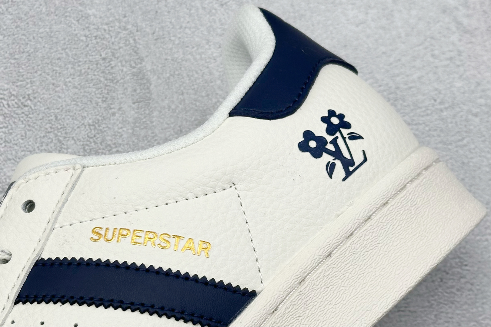  
AD Originals Superstar x LV
采用全新头层拼接皮革材质
后跟采用特色3D立