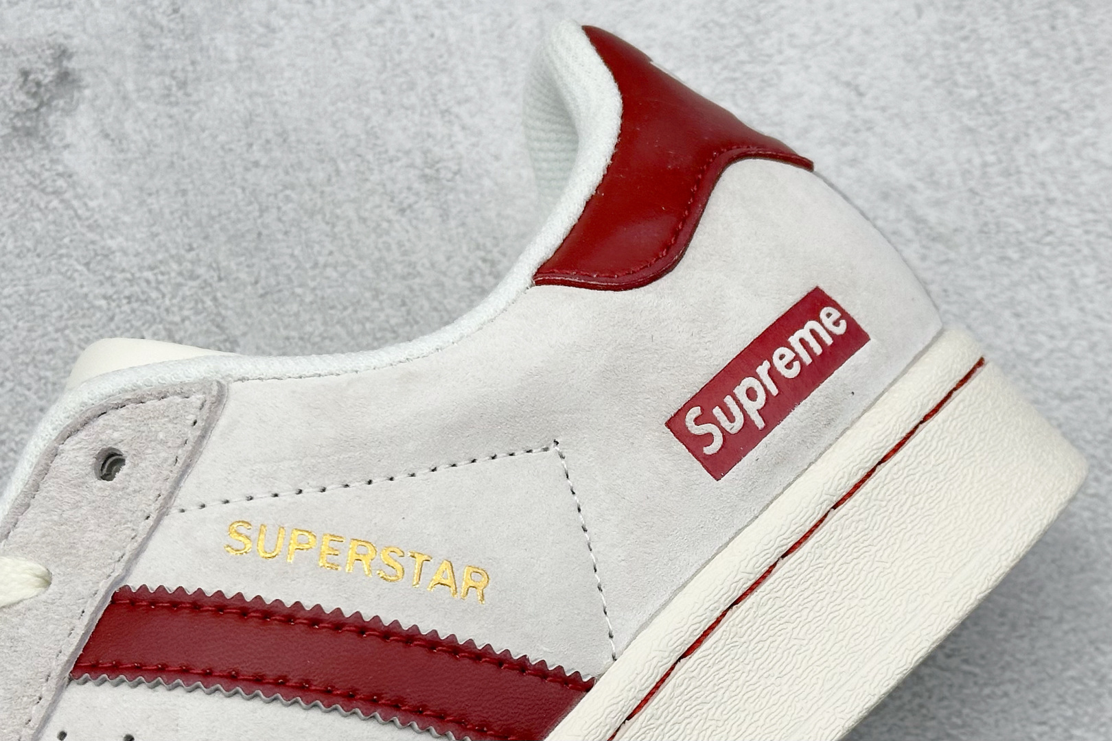  
AD Originals Superstar x SUP
采用全新头层拼接皮革材质
后跟采用特色3D