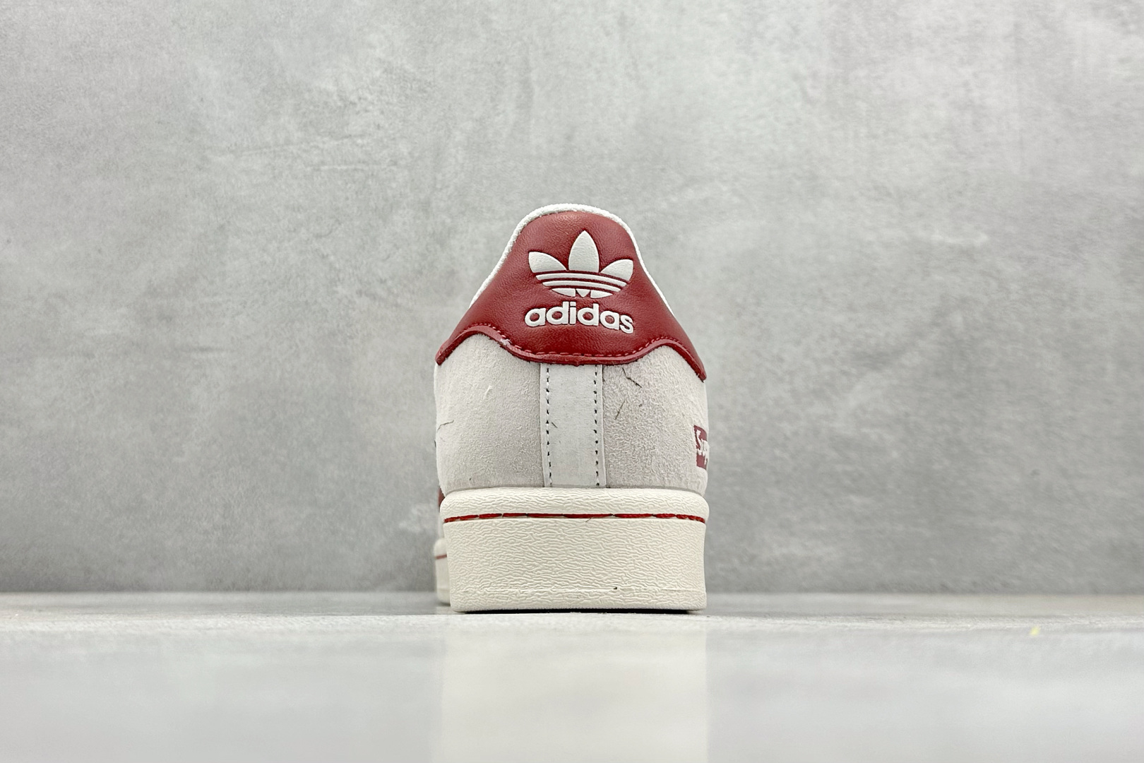  
AD Originals Superstar x SUP
采用全新头层拼接皮革材质
后跟采用特色3D