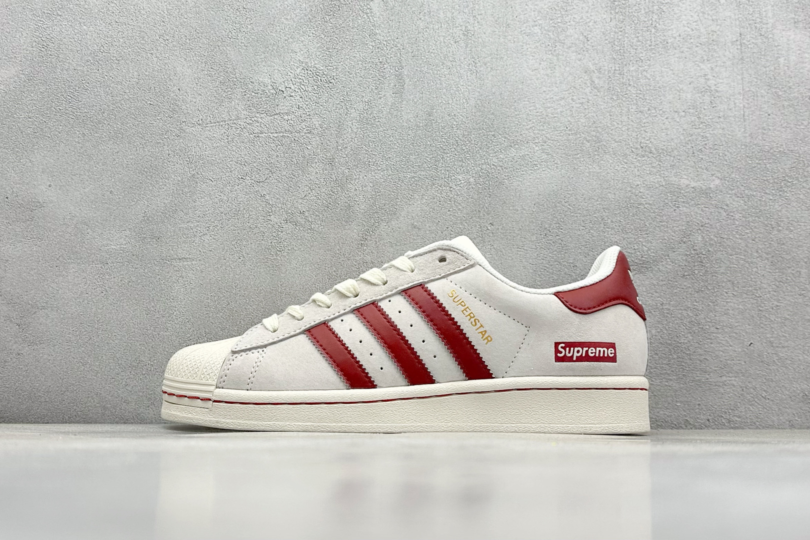  
AD Originals Superstar x SUP
采用全新头层拼接皮革材质
后跟采用特色3D
