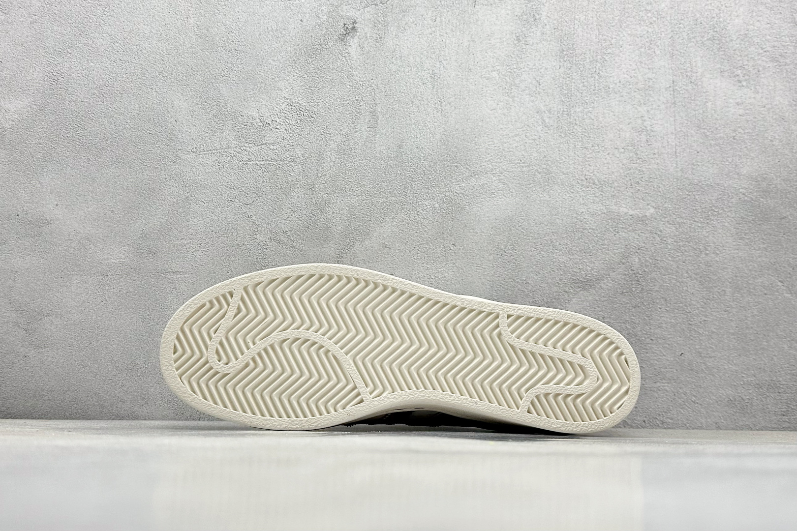  
AD Originals Superstar x SUP
采用全新头层拼接皮革材质
后跟采用特色3D