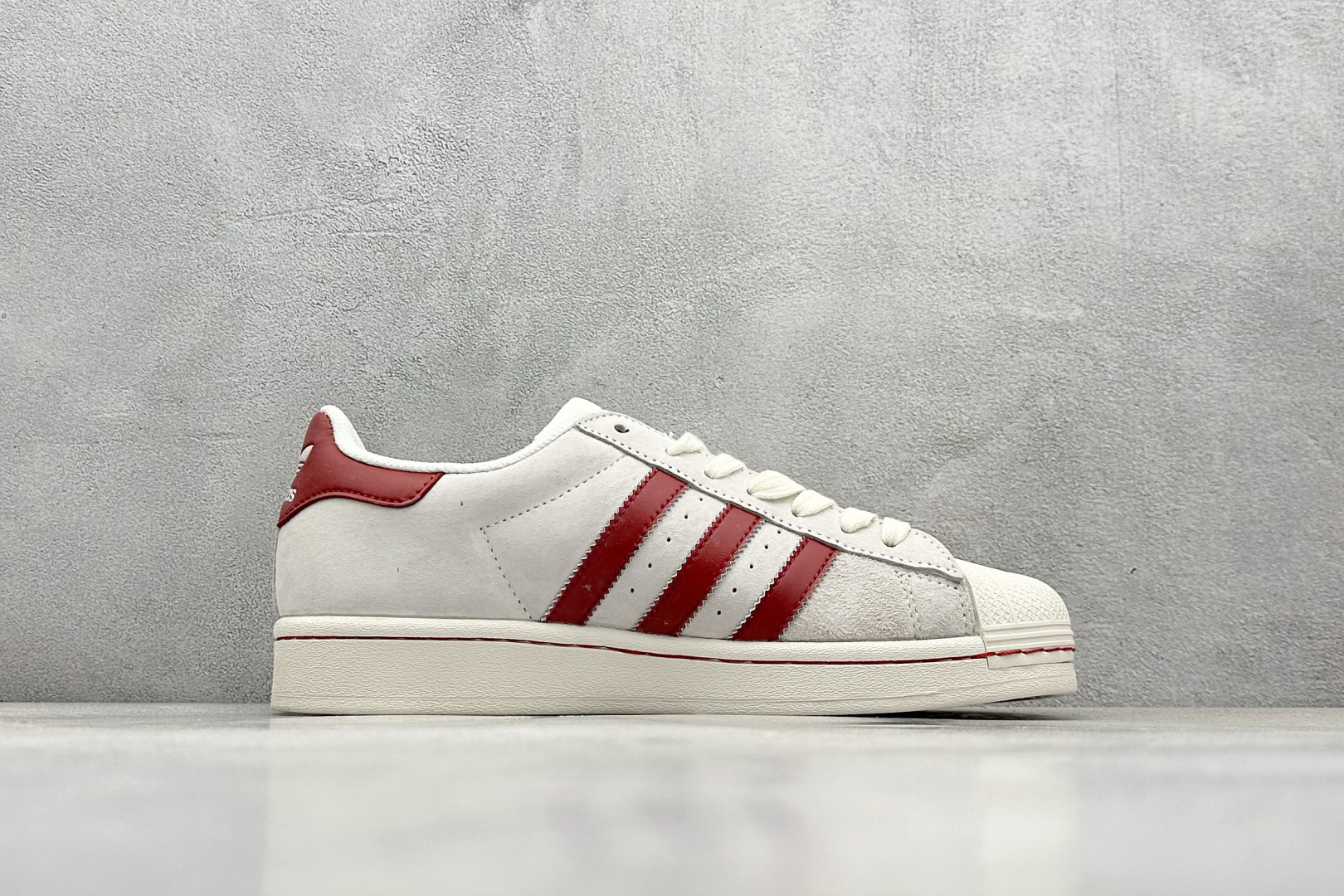  
AD Originals Superstar x SUP
采用全新头层拼接皮革材质
后跟采用特色3D
