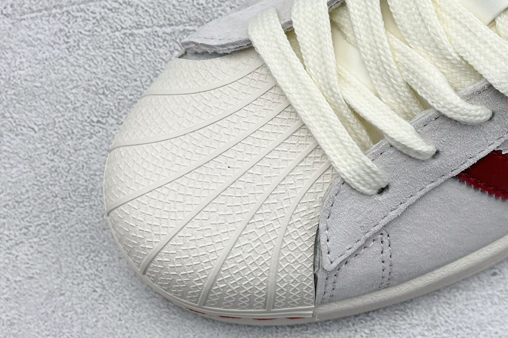  
AD Originals Superstar x SUP
采用全新头层拼接皮革材质
后跟采用特色3D