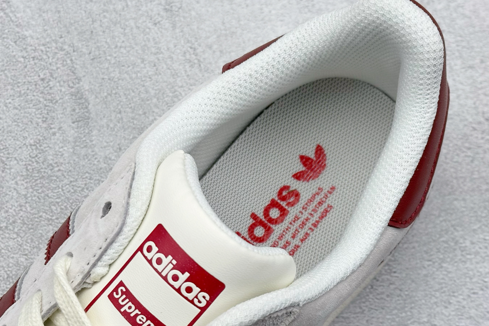  
AD Originals Superstar x SUP
采用全新头层拼接皮革材质
后跟采用特色3D