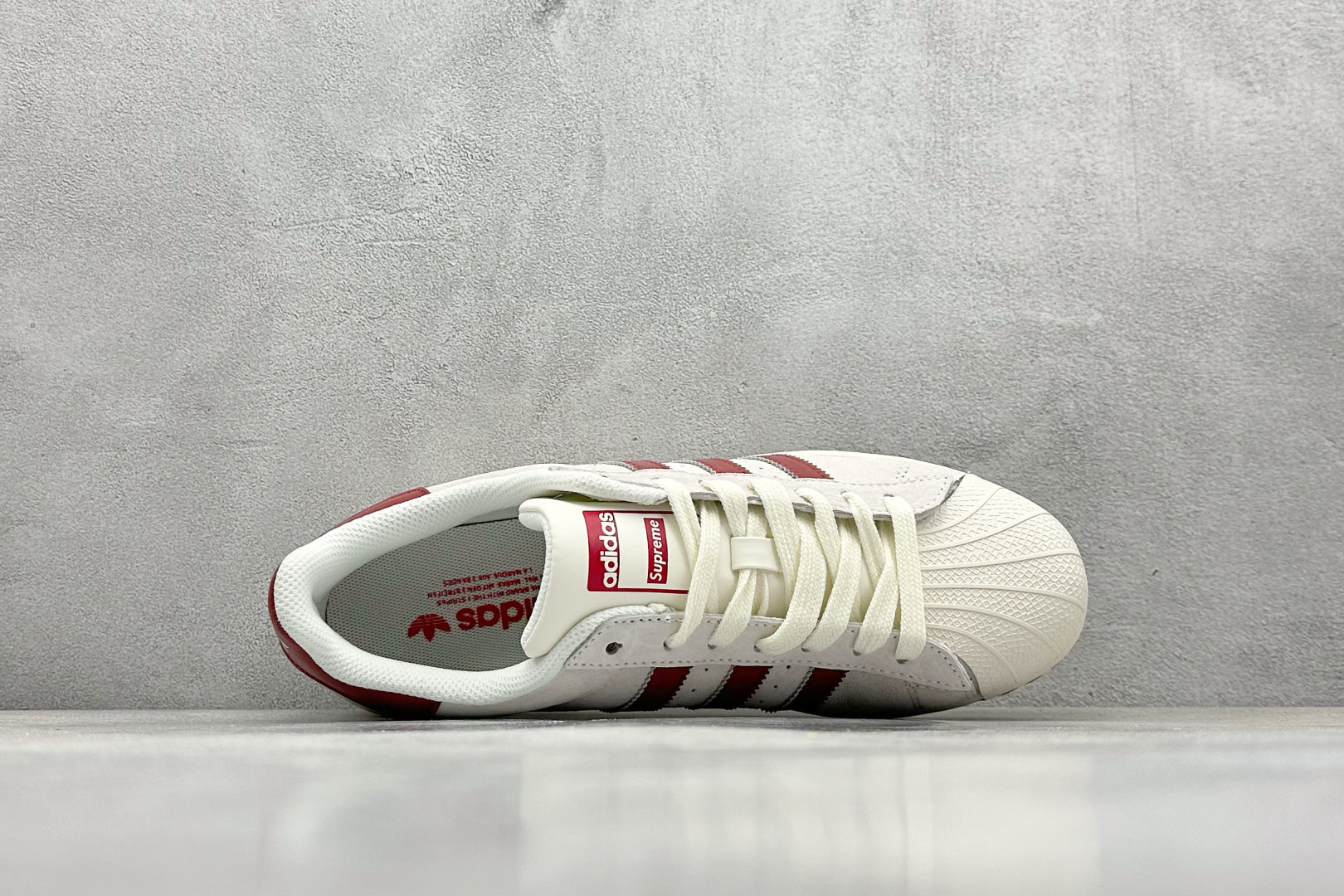  
AD Originals Superstar x SUP
采用全新头层拼接皮革材质
后跟采用特色3D