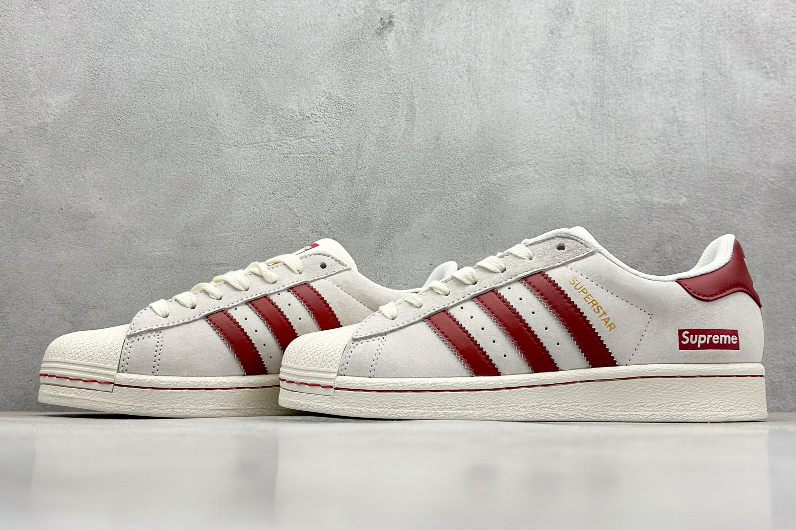  
AD Originals Superstar x SUP
采用全新头层拼接皮革材质
后跟采用特色3D