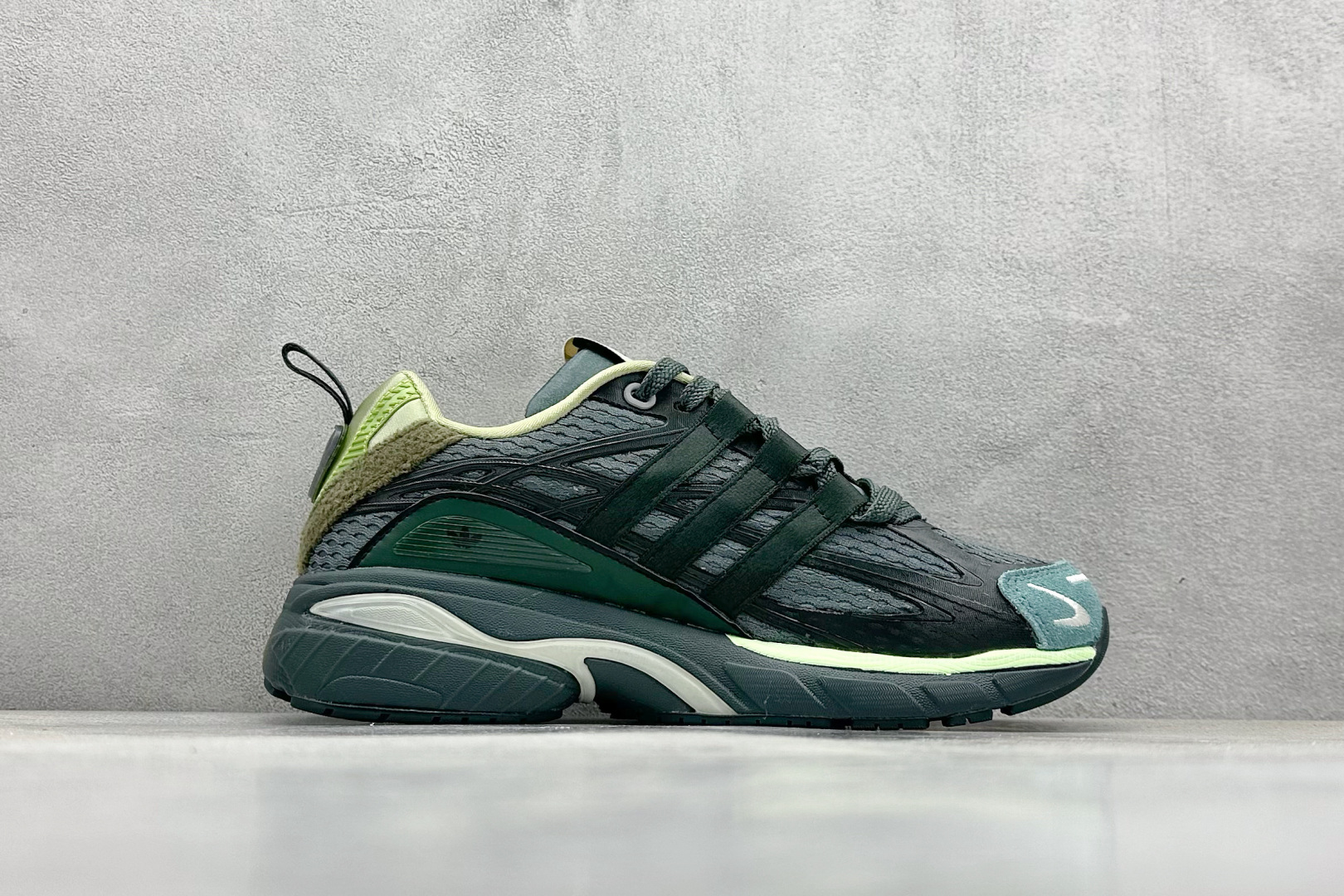  
X版 SFTM x AD Originals Adistar Cushion 
复古前卫科技休闲运动