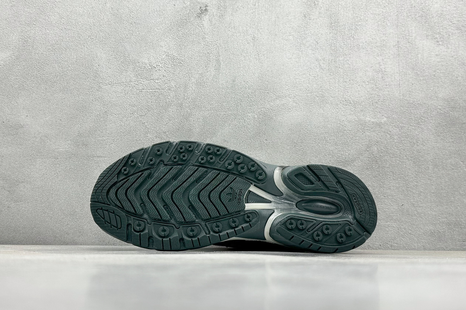 
X版 SFTM x AD Originals Adistar Cushion 
复古前卫科技休闲运动