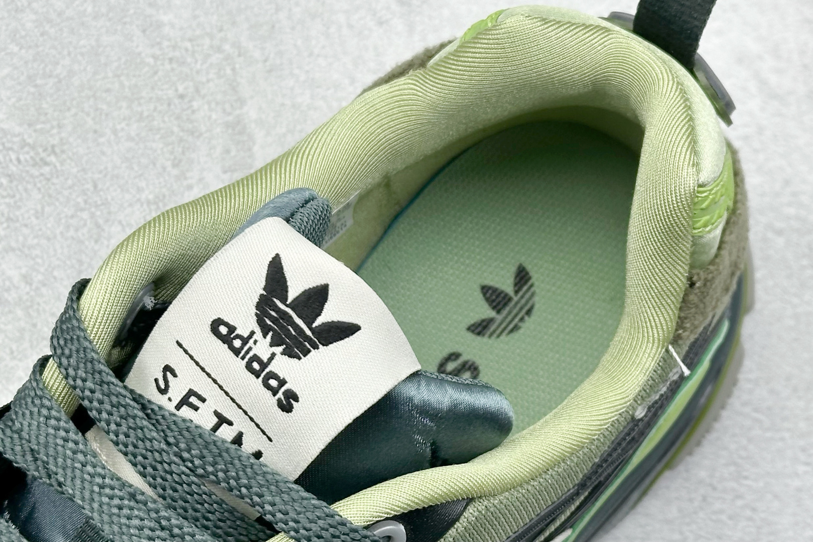  
X版 SFTM x AD Originals Adistar Cushion 
复古前卫科技休闲运动
