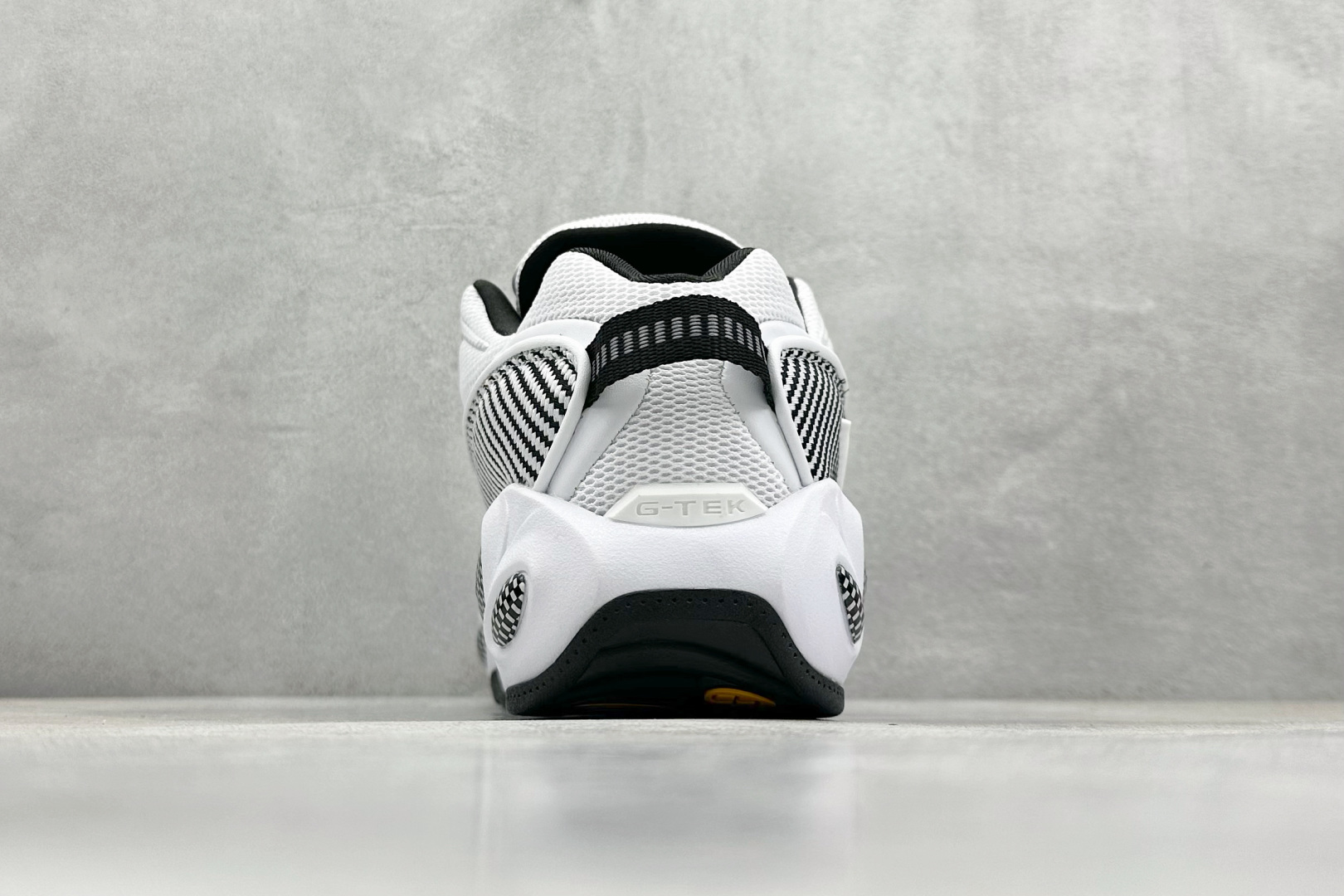  
NOCTA x Nike Glide 织物潮流百搭 复古低帮篮球鞋 
采用黑色网眼鞋面 搭配以碳纤维