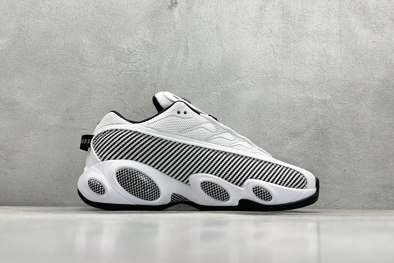  
NOCTA x Nike Glide 织物潮流百搭 复古低帮篮球鞋 
采用黑色网眼鞋面 搭配以碳纤维