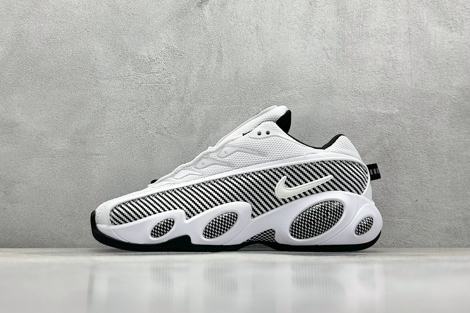  
NOCTA x Nike Glide 织物潮流百搭 复古低帮篮球鞋 
采用黑色网眼鞋面 搭配以碳纤维