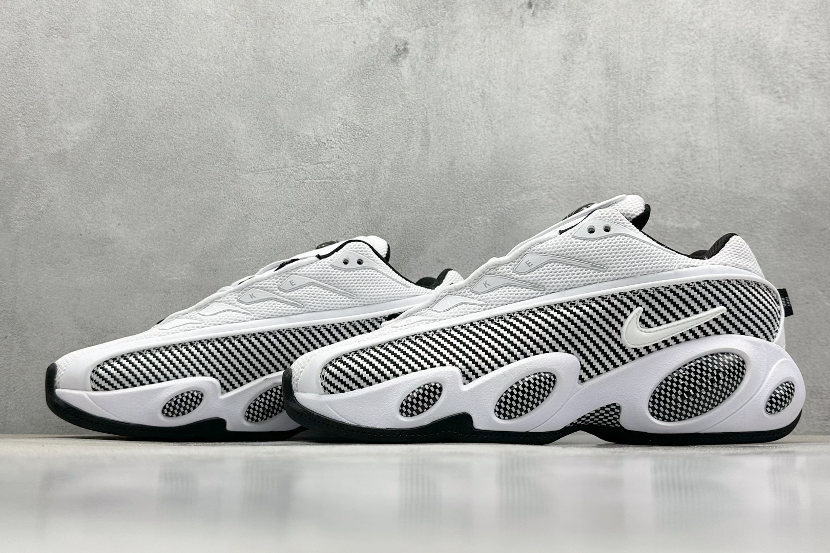  
NOCTA x Nike Glide 织物潮流百搭 复古低帮篮球鞋 
采用黑色网眼鞋面 搭配以碳纤维