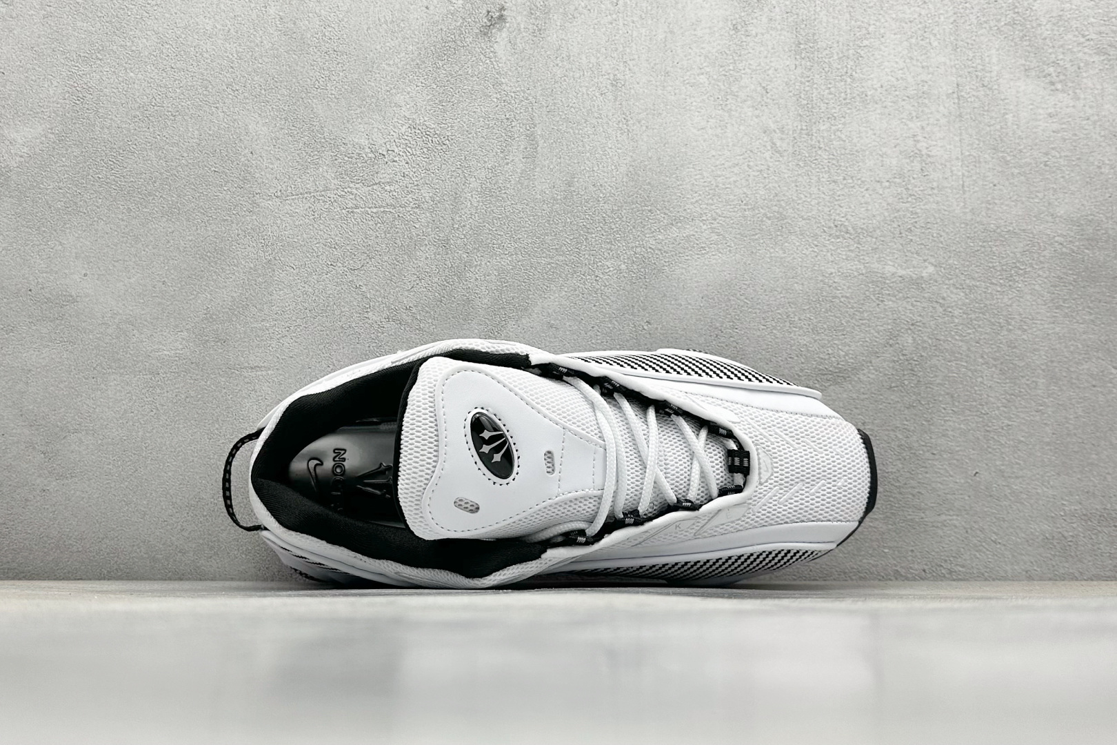  
NOCTA x Nike Glide 织物潮流百搭 复古低帮篮球鞋 
采用黑色网眼鞋面 搭配以碳纤维