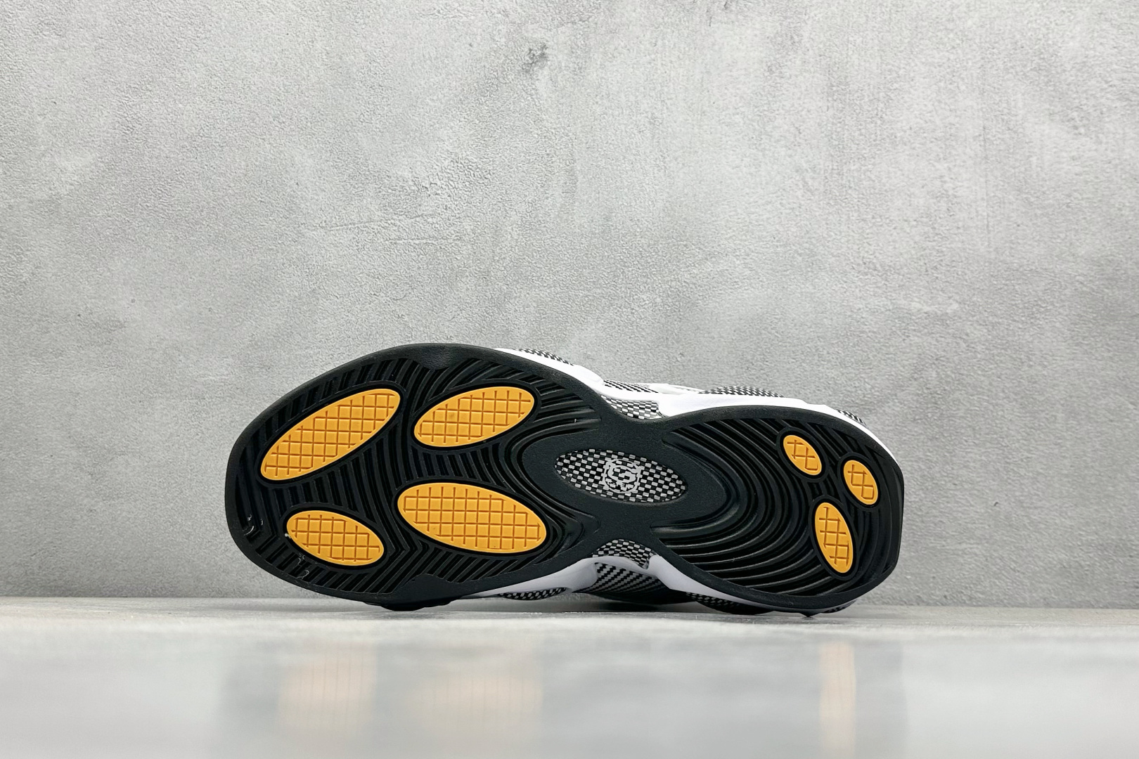  
NOCTA x Nike Glide 织物潮流百搭 复古低帮篮球鞋 
采用黑色网眼鞋面 搭配以碳纤维