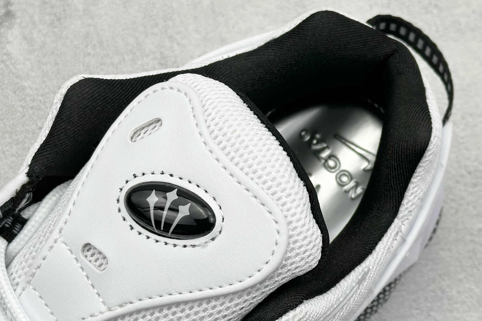  
NOCTA x Nike Glide 织物潮流百搭 复古低帮篮球鞋 
采用黑色网眼鞋面 搭配以碳纤维