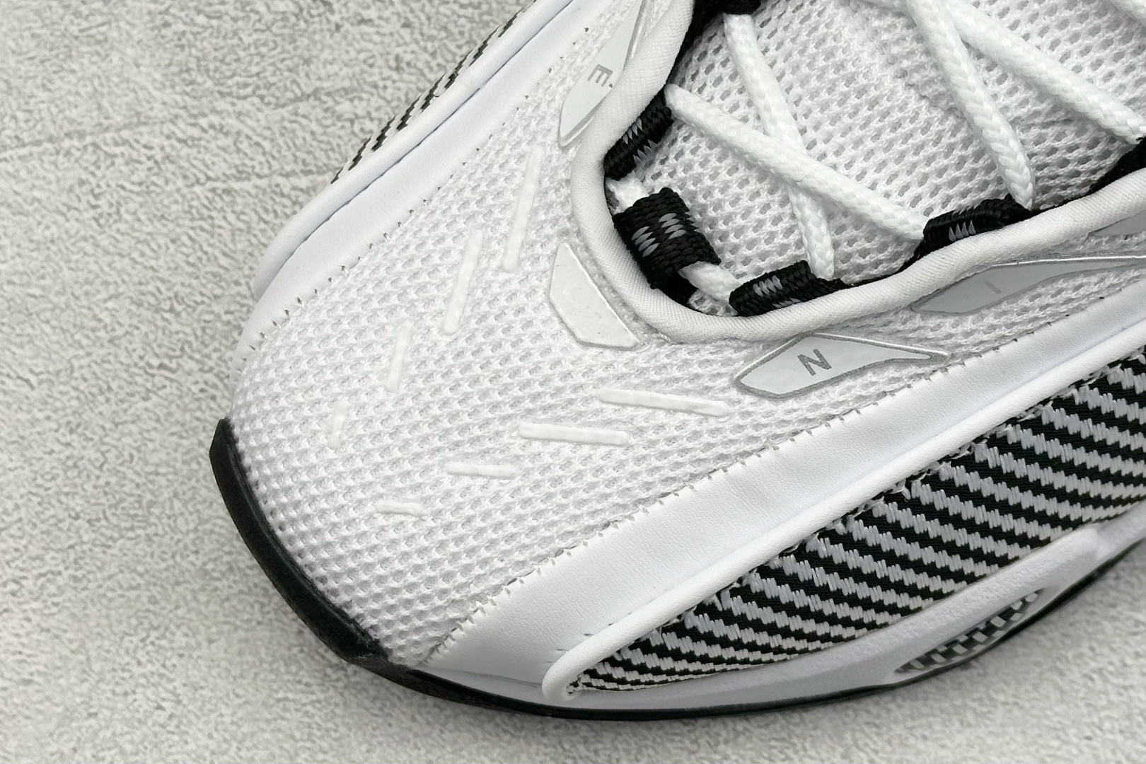  
NOCTA x Nike Glide 织物潮流百搭 复古低帮篮球鞋 
采用黑色网眼鞋面 搭配以碳纤维