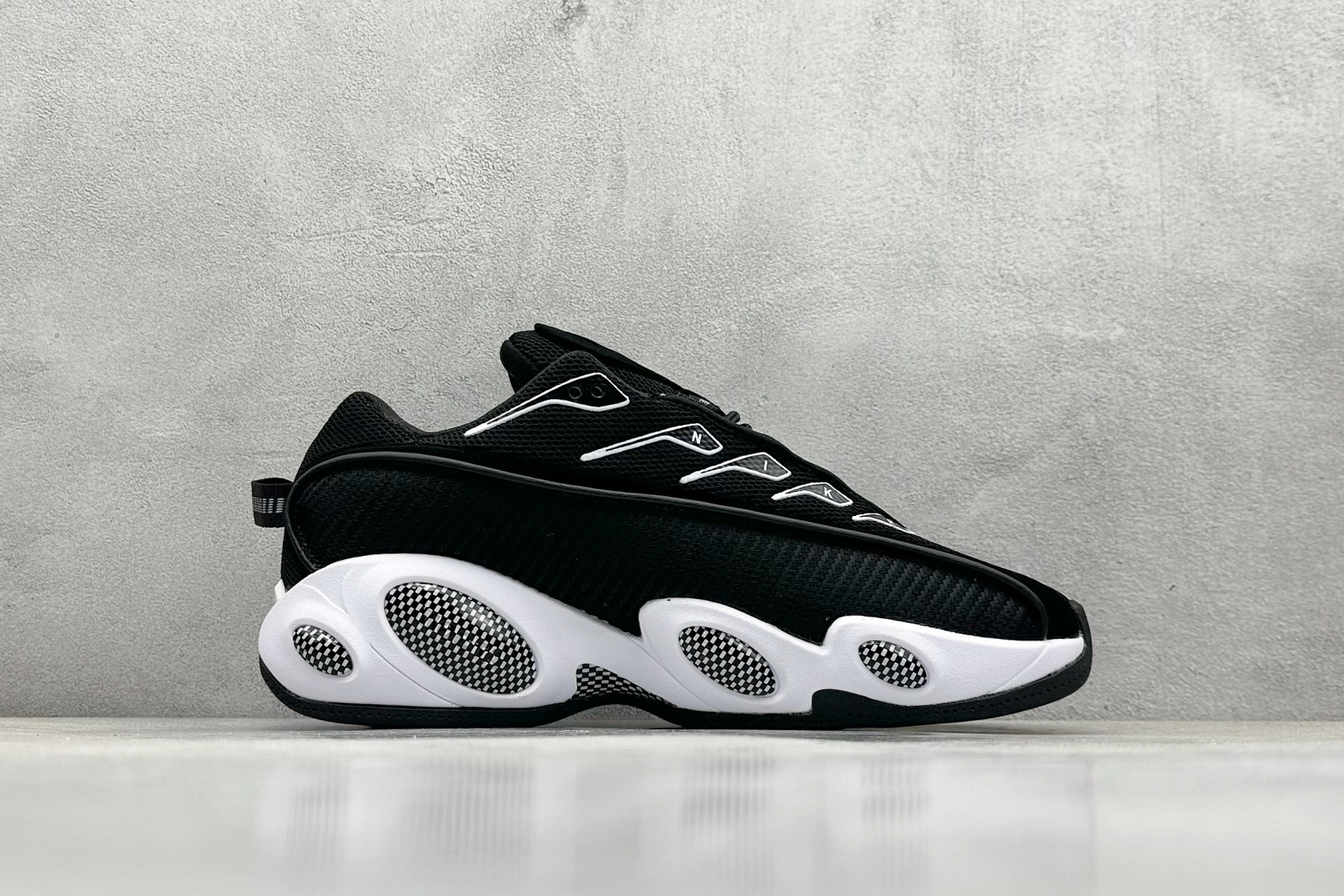  
NOCTA x Nike Glide 织物潮流百搭 复古低帮篮球鞋 
采用黑色网眼鞋面 搭配以碳纤维