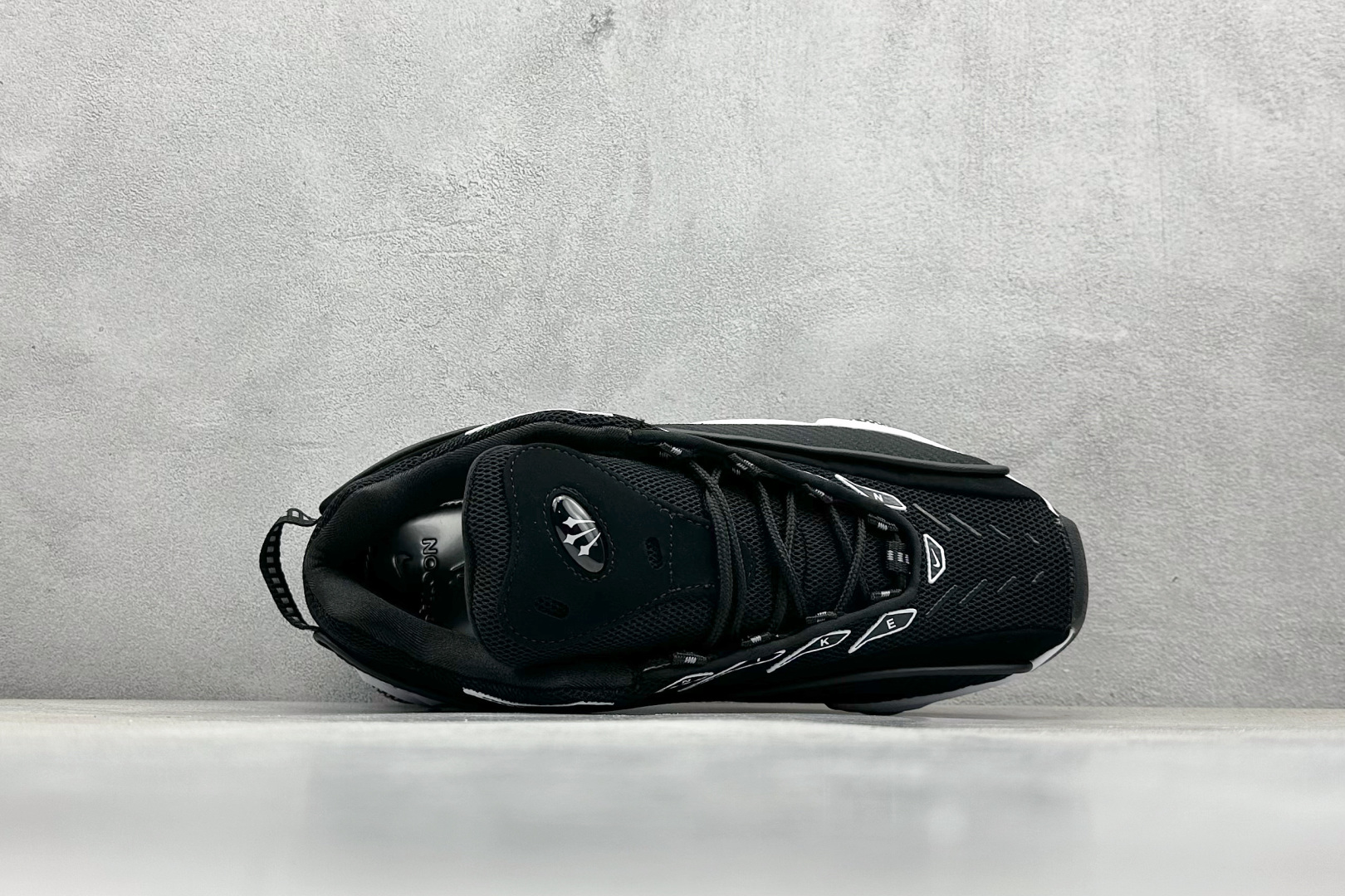  
NOCTA x Nike Glide 织物潮流百搭 复古低帮篮球鞋 
采用黑色网眼鞋面 搭配以碳纤维