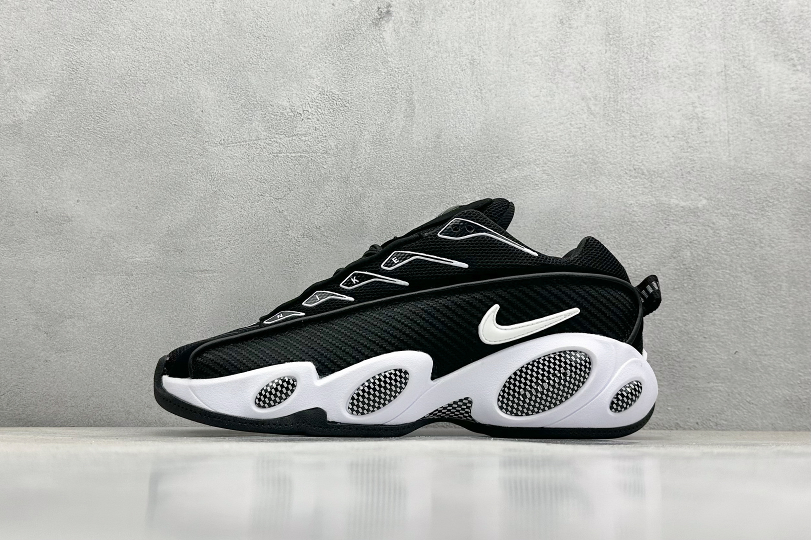  
NOCTA x Nike Glide 织物潮流百搭 复古低帮篮球鞋 
采用黑色网眼鞋面 搭配以碳纤维