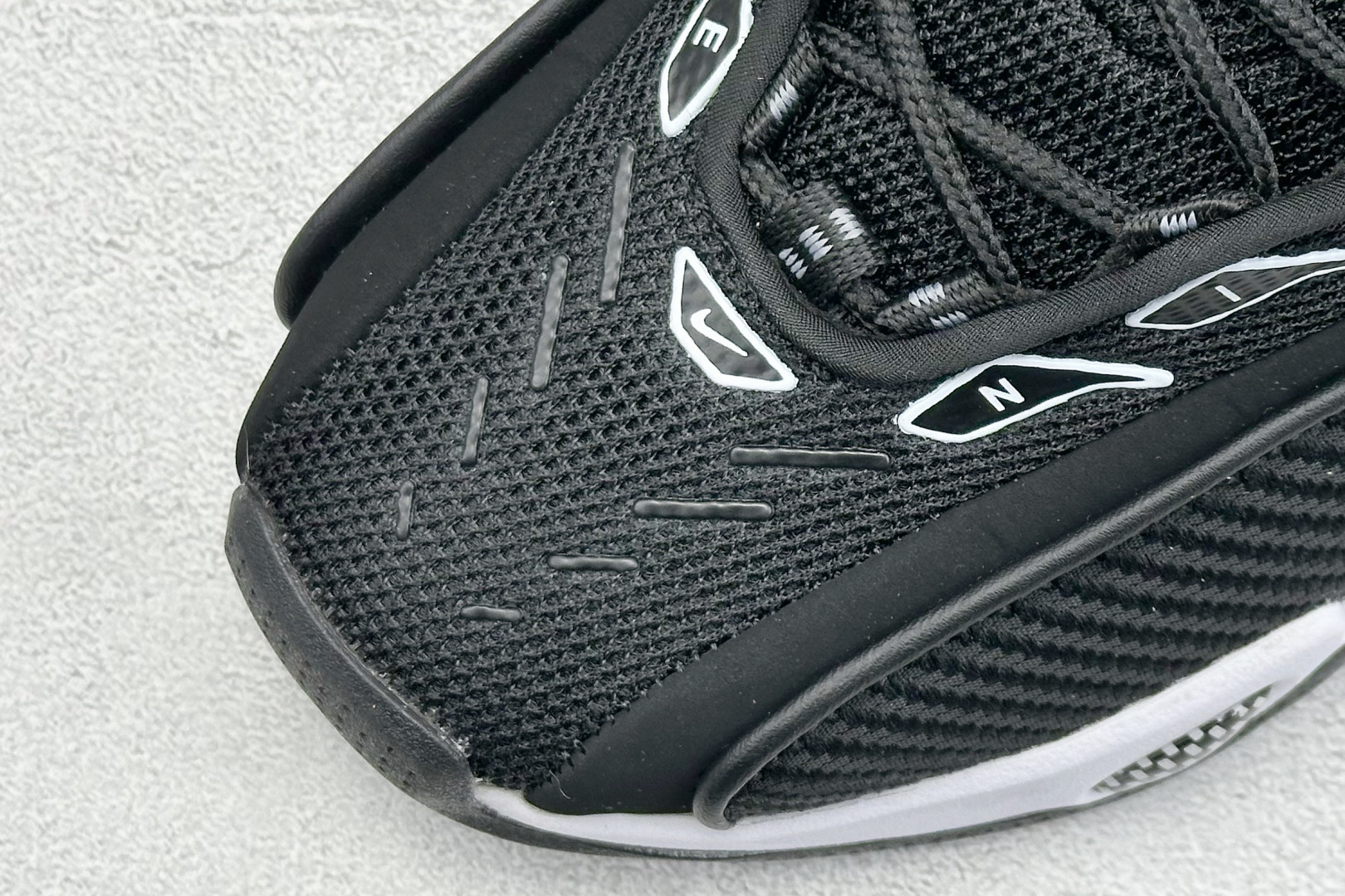  
NOCTA x Nike Glide 织物潮流百搭 复古低帮篮球鞋 
采用黑色网眼鞋面 搭配以碳纤维