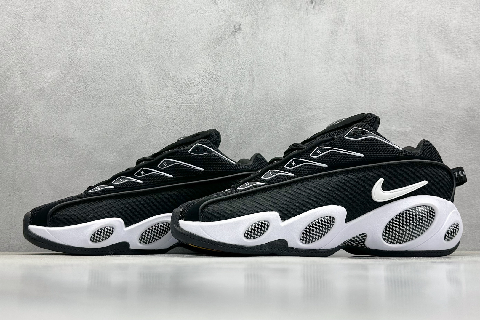  
NOCTA x Nike Glide 织物潮流百搭 复古低帮篮球鞋 
采用黑色网眼鞋面 搭配以碳纤维