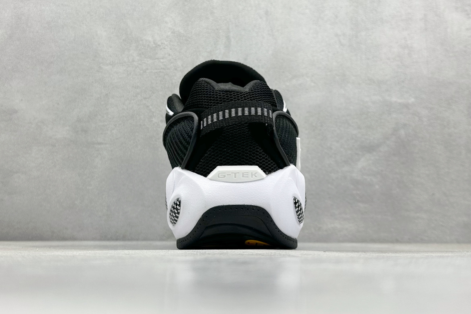  
NOCTA x Nike Glide 织物潮流百搭 复古低帮篮球鞋 
采用黑色网眼鞋面 搭配以碳纤维