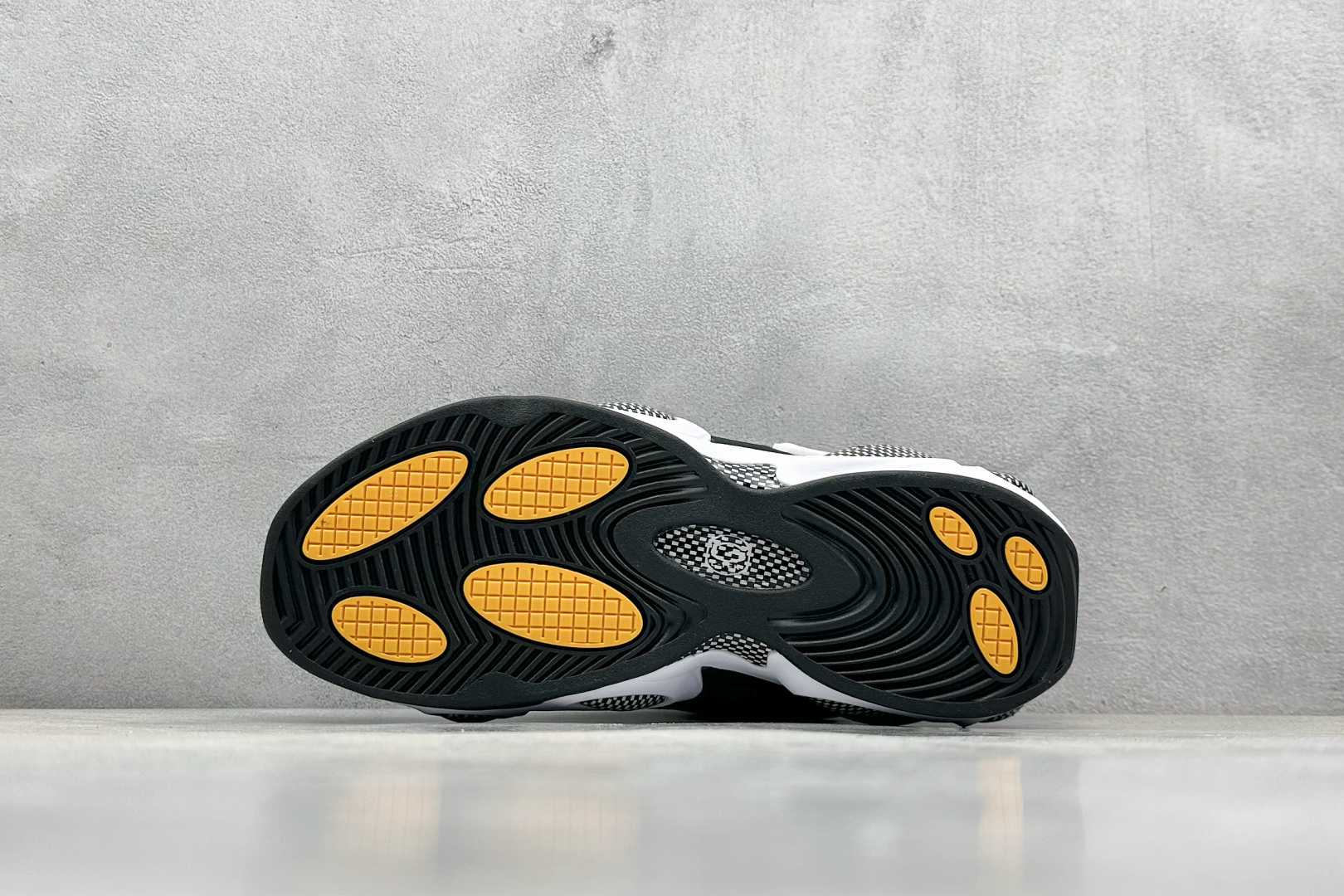  
NOCTA x Nike Glide 织物潮流百搭 复古低帮篮球鞋 
采用黑色网眼鞋面 搭配以碳纤维