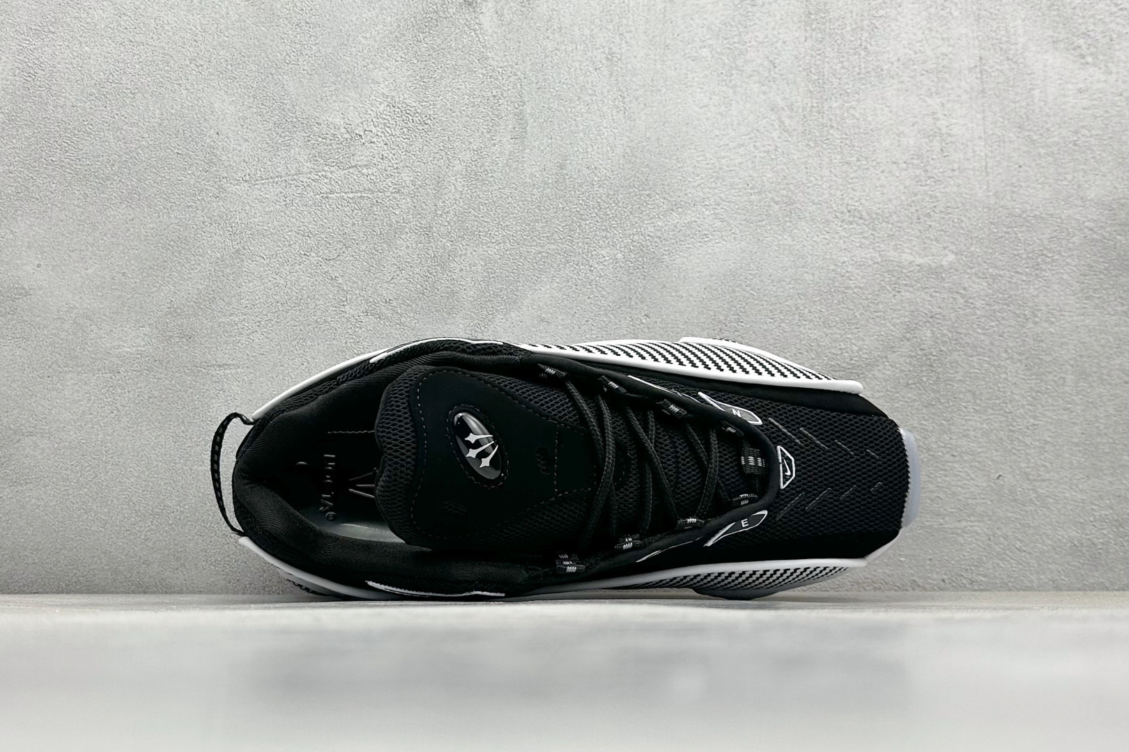  
NOCTA x Nike Glide 织物潮流百搭 复古低帮篮球鞋 
采用黑色网眼鞋面 搭配以碳纤维