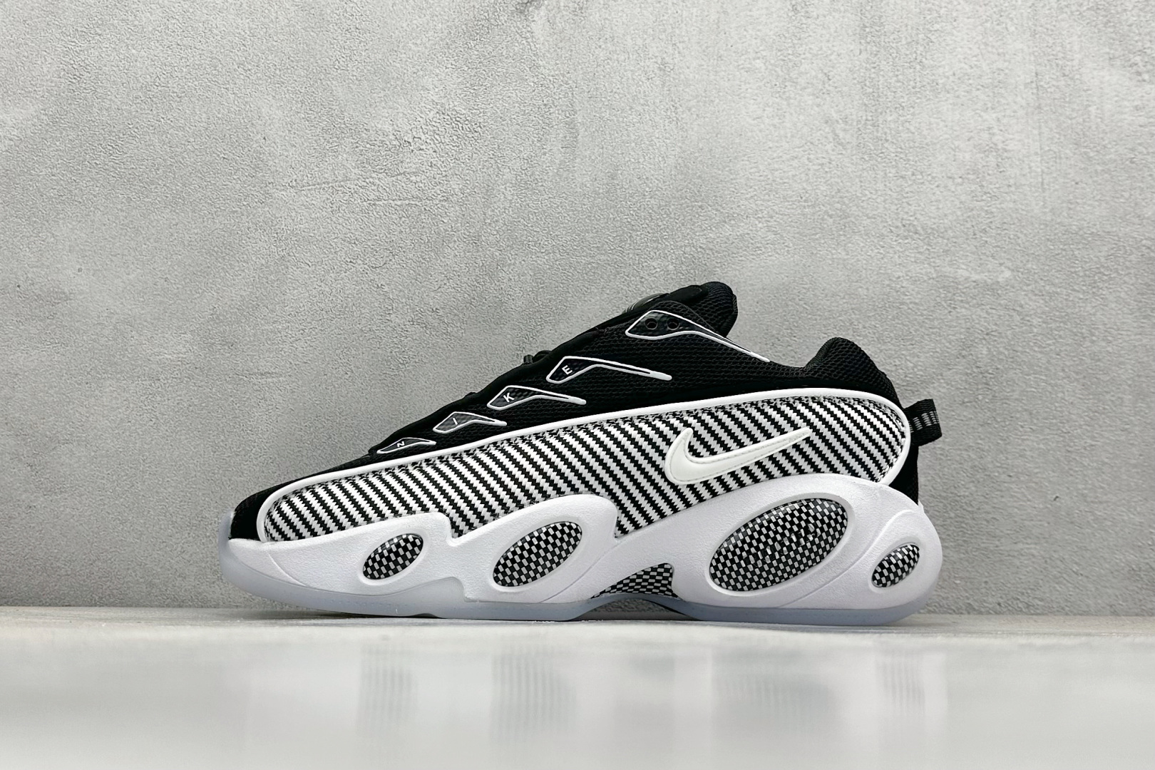  
NOCTA x Nike Glide 织物潮流百搭 复古低帮篮球鞋 
采用黑色网眼鞋面 搭配以碳纤维