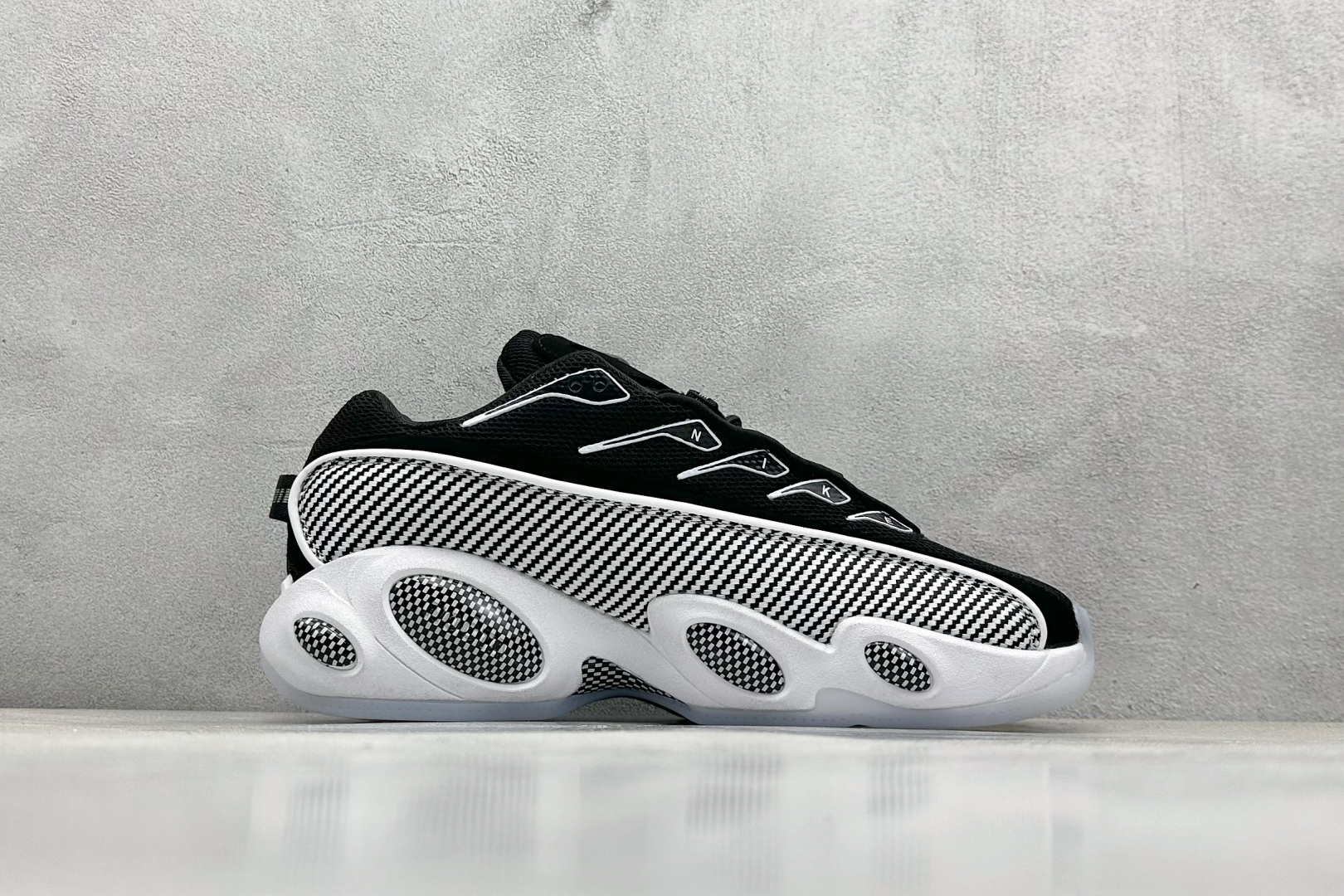  
NOCTA x Nike Glide 织物潮流百搭 复古低帮篮球鞋 
采用黑色网眼鞋面 搭配以碳纤维