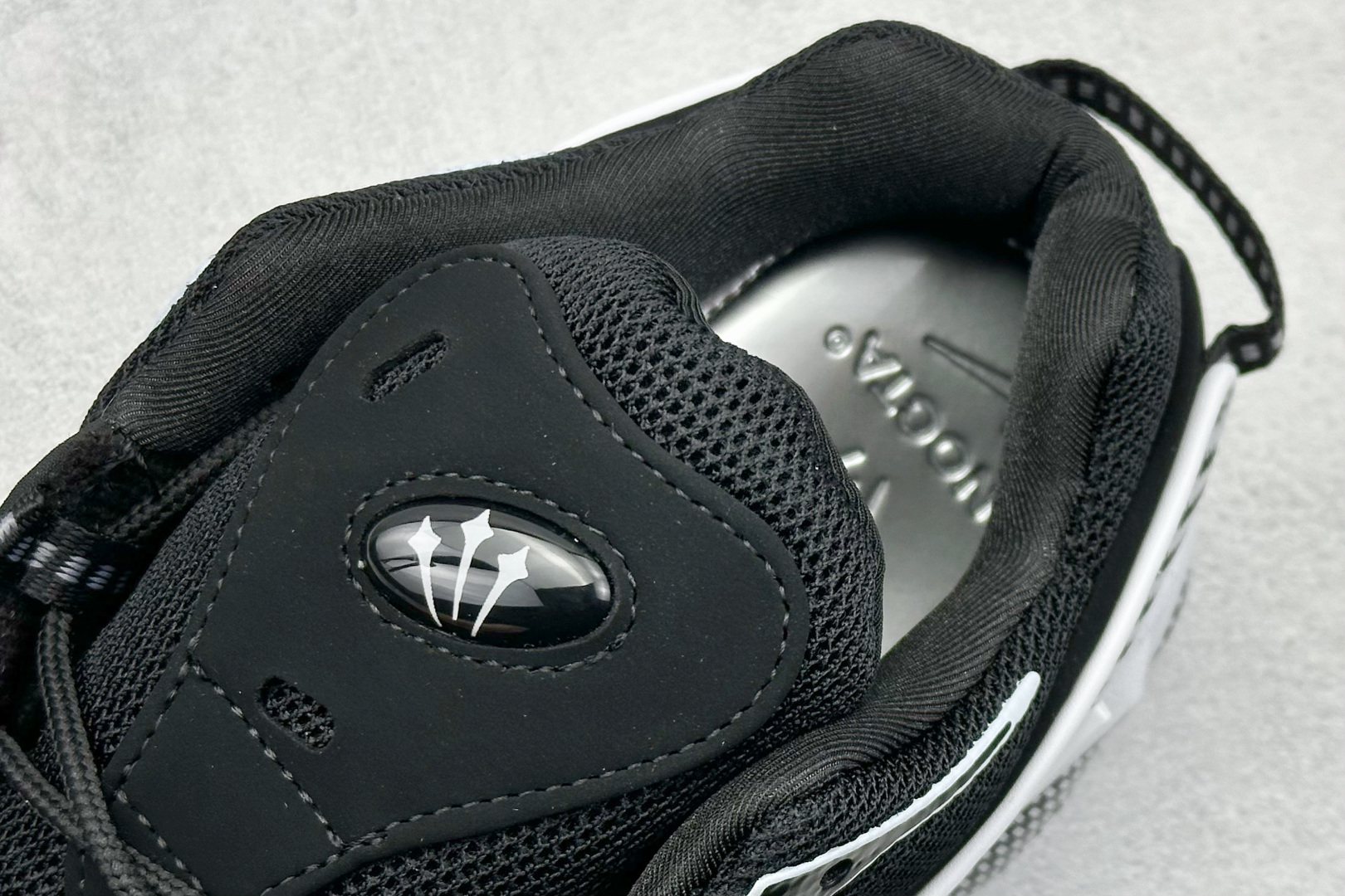  
NOCTA x Nike Glide 织物潮流百搭 复古低帮篮球鞋 
采用黑色网眼鞋面 搭配以碳纤维
