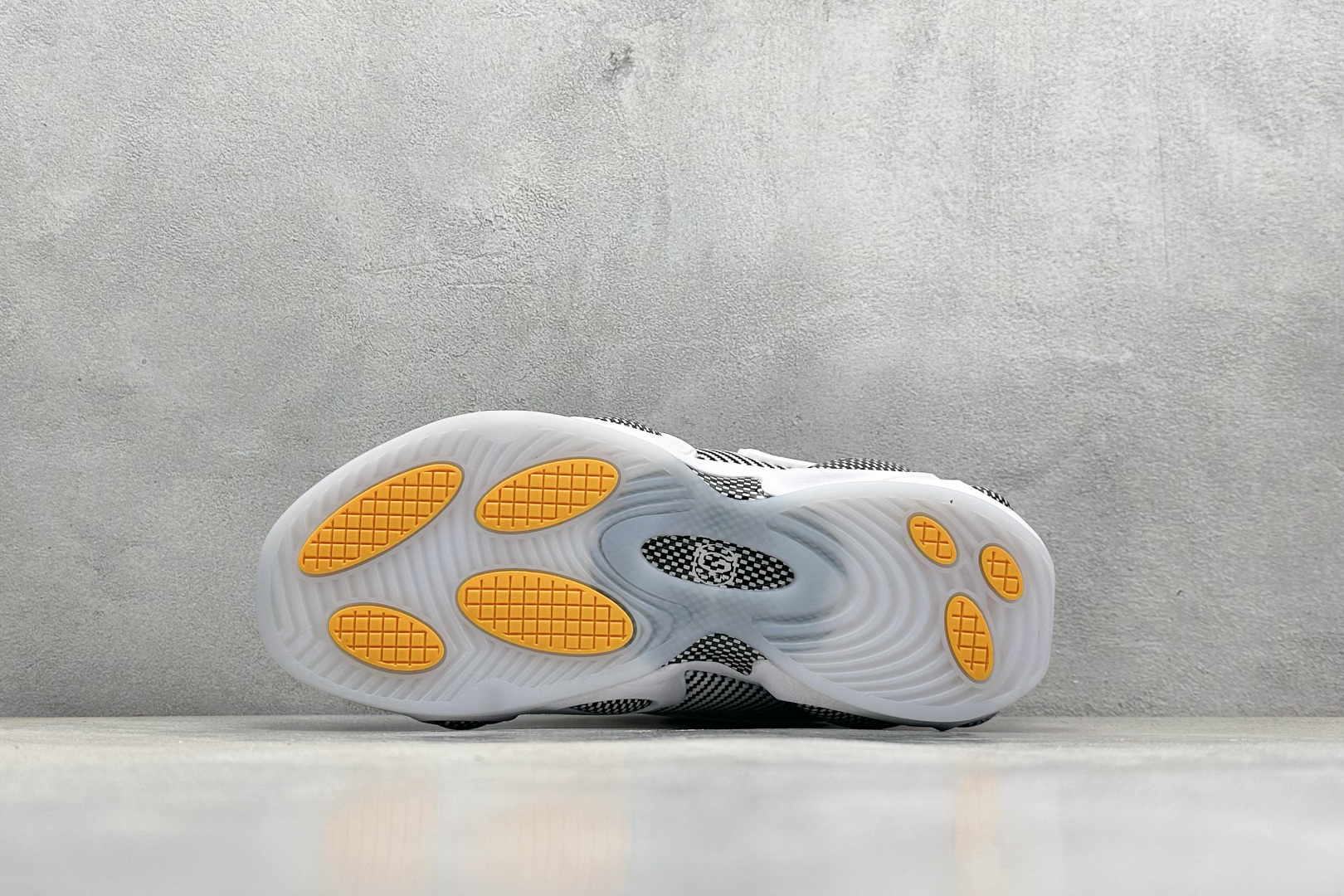  
NOCTA x Nike Glide 织物潮流百搭 复古低帮篮球鞋 
采用黑色网眼鞋面 搭配以碳纤维