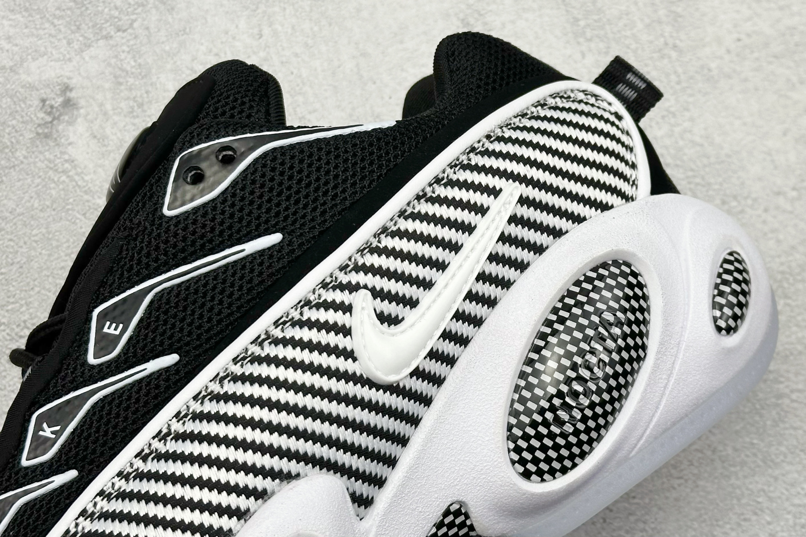  
NOCTA x Nike Glide 织物潮流百搭 复古低帮篮球鞋 
采用黑色网眼鞋面 搭配以碳纤维