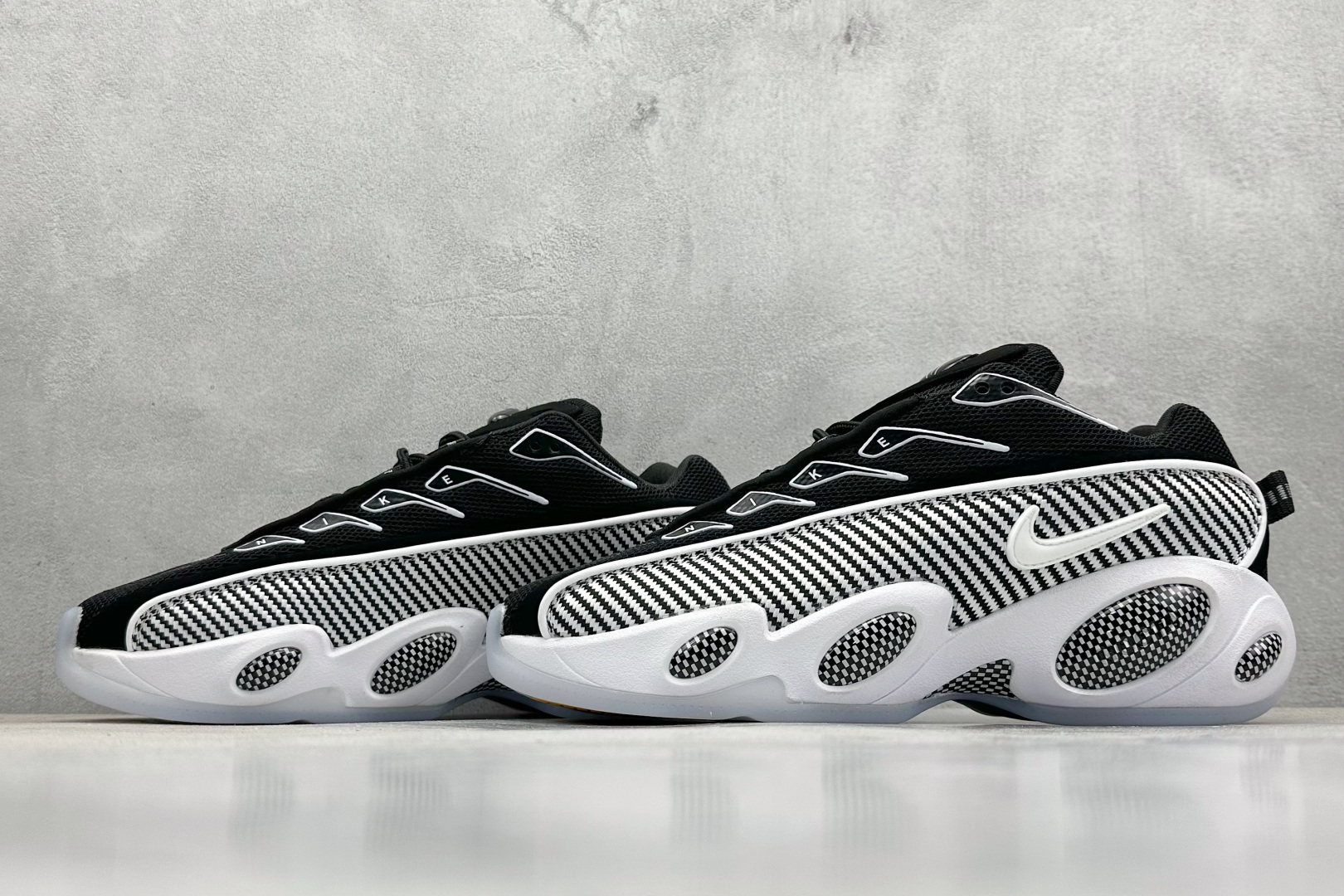 
NOCTA x Nike Glide 织物潮流百搭 复古低帮篮球鞋 
采用黑色网眼鞋面 搭配以碳纤维