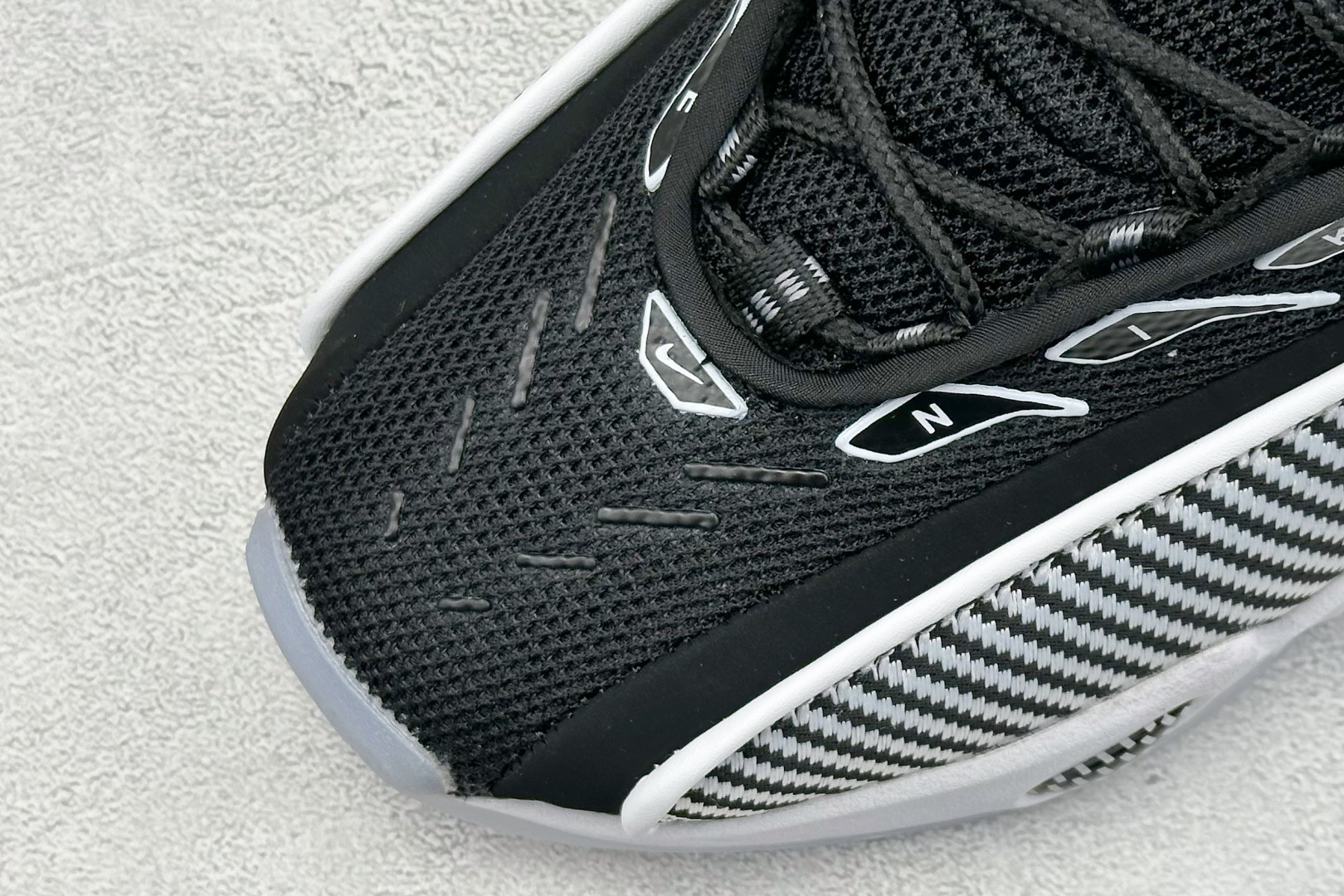  
NOCTA x Nike Glide 织物潮流百搭 复古低帮篮球鞋 
采用黑色网眼鞋面 搭配以碳纤维